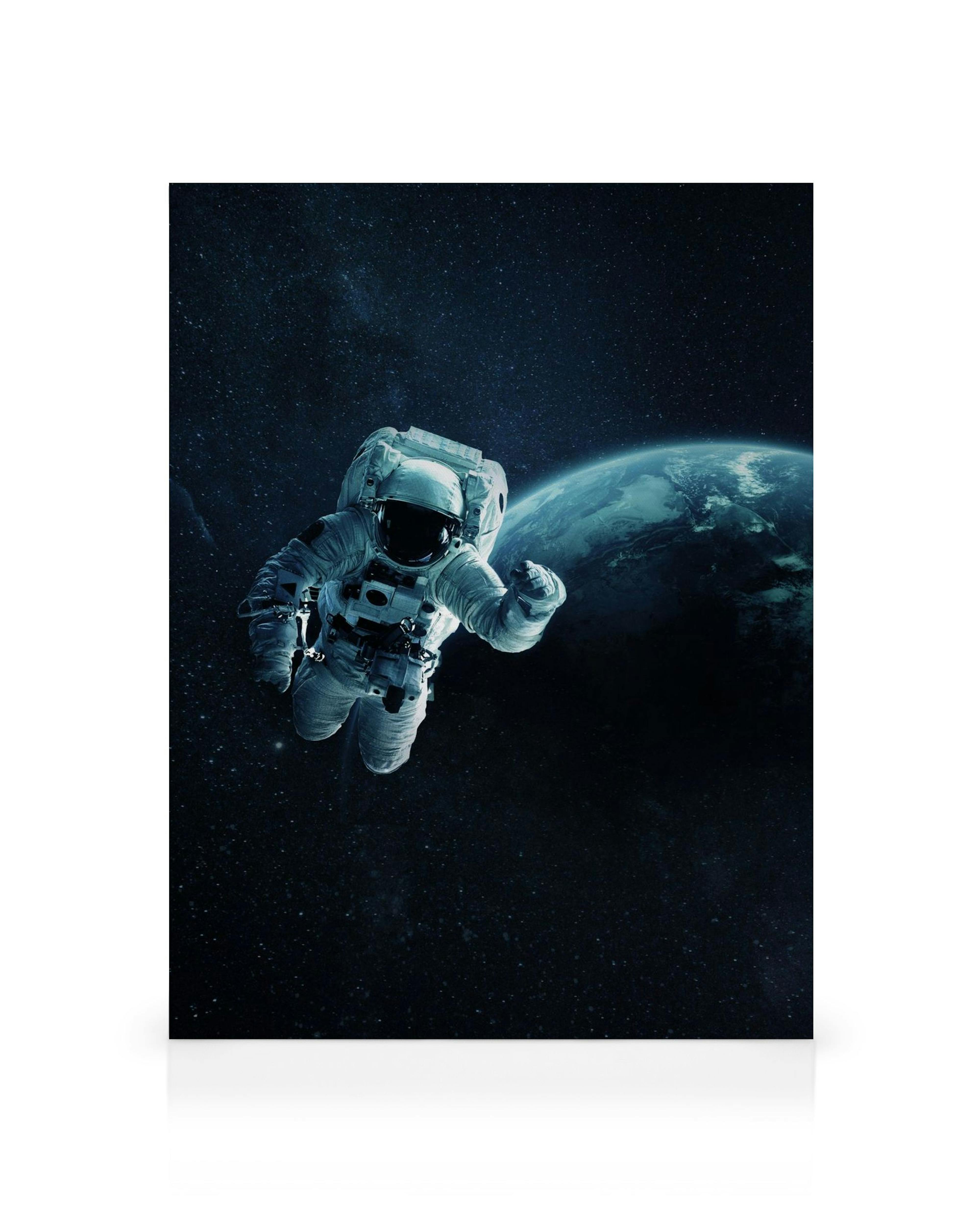 Astronaut schwebt im Weltraum vor dem Planeten Erde, dunkler Nachthimmel mit Sternen, Science-Fiction-Kunst