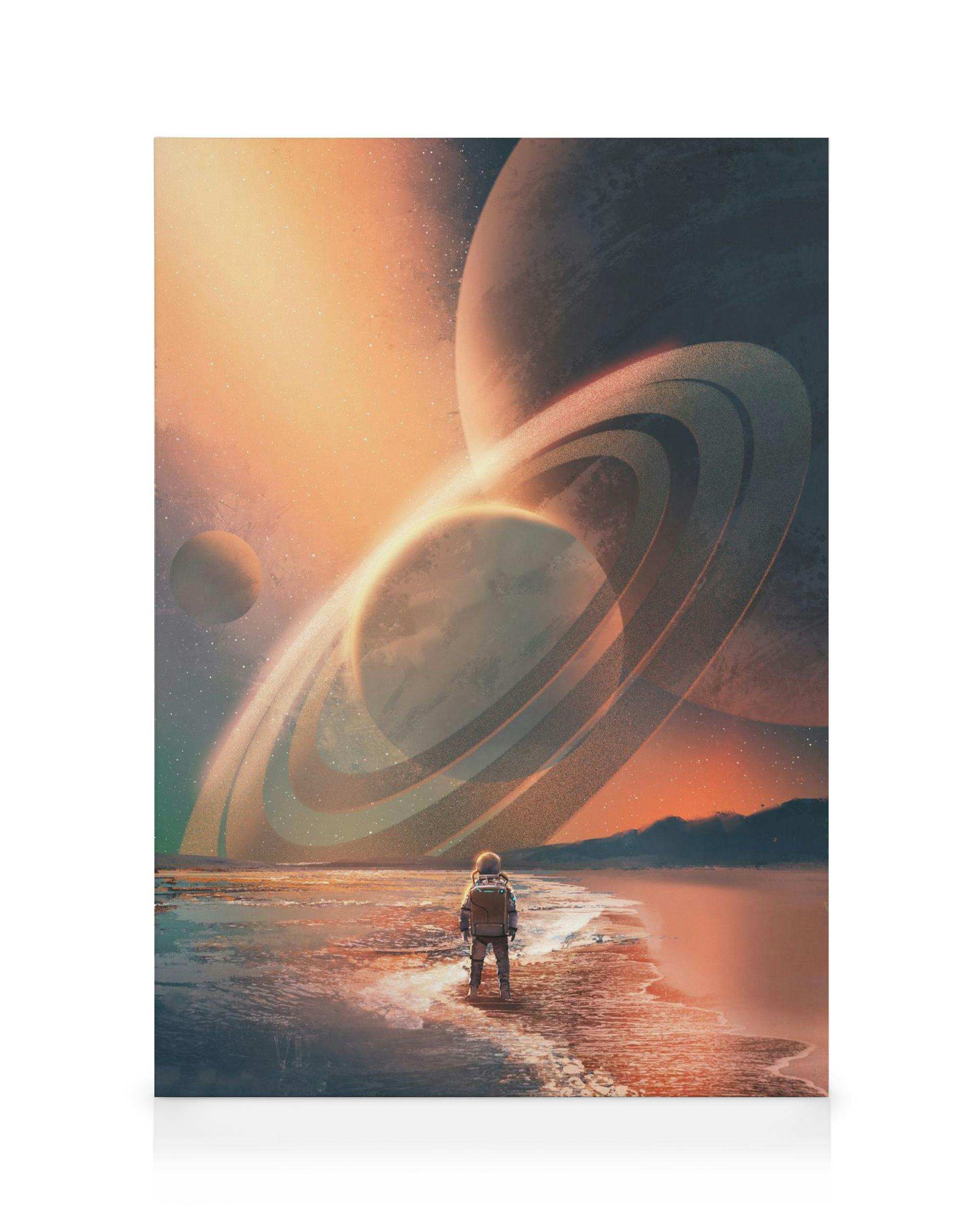 Toile dun astronaute sur une rive rocheuse observant des planètes et des anneaux dans un ciel étoilé aux couleurs chaudes