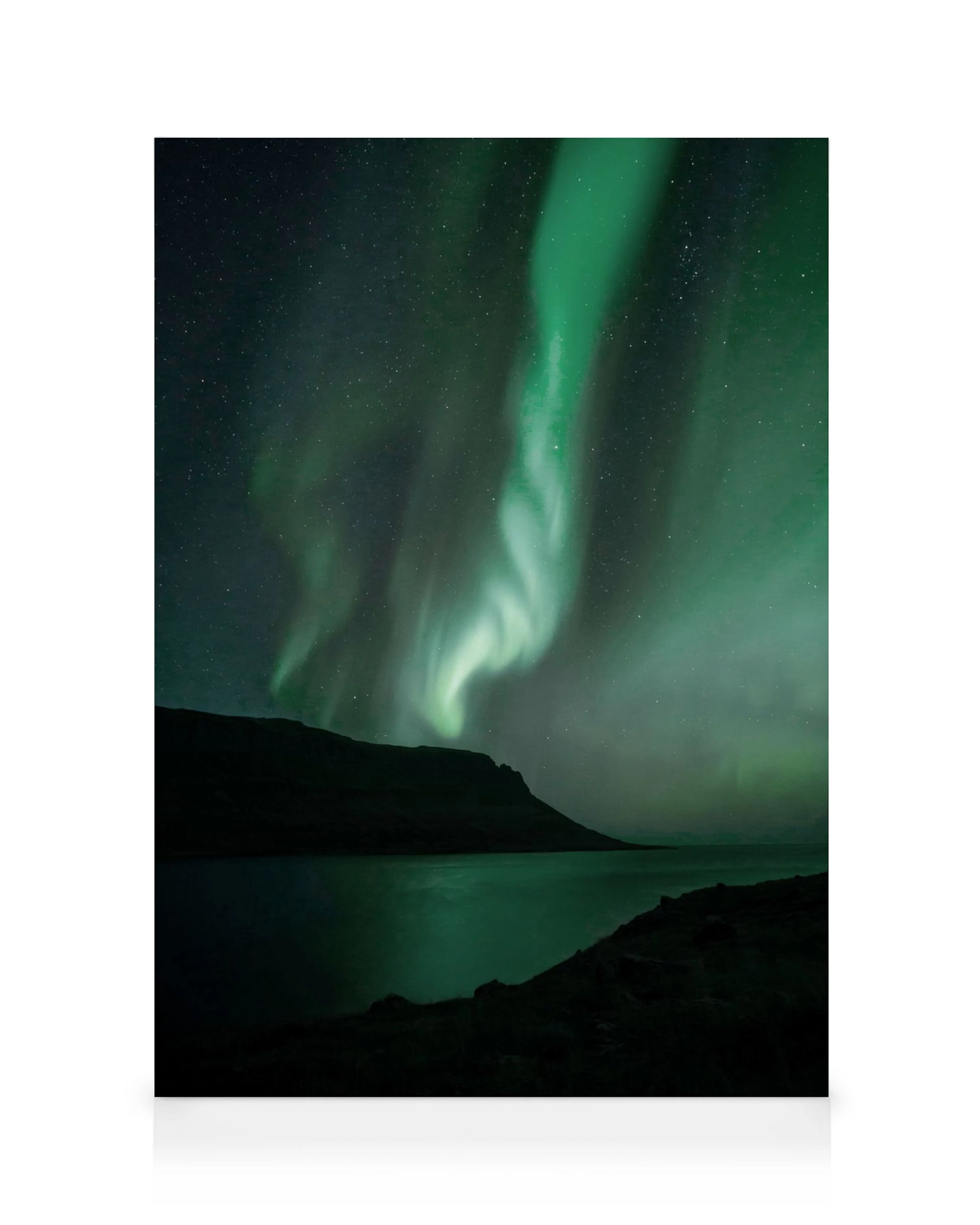 Nordlichter-Leinwandbild mit grünen und weißen Lichtern über Hügeln und Wasser bei Nacht, sternenklarer Himmel.