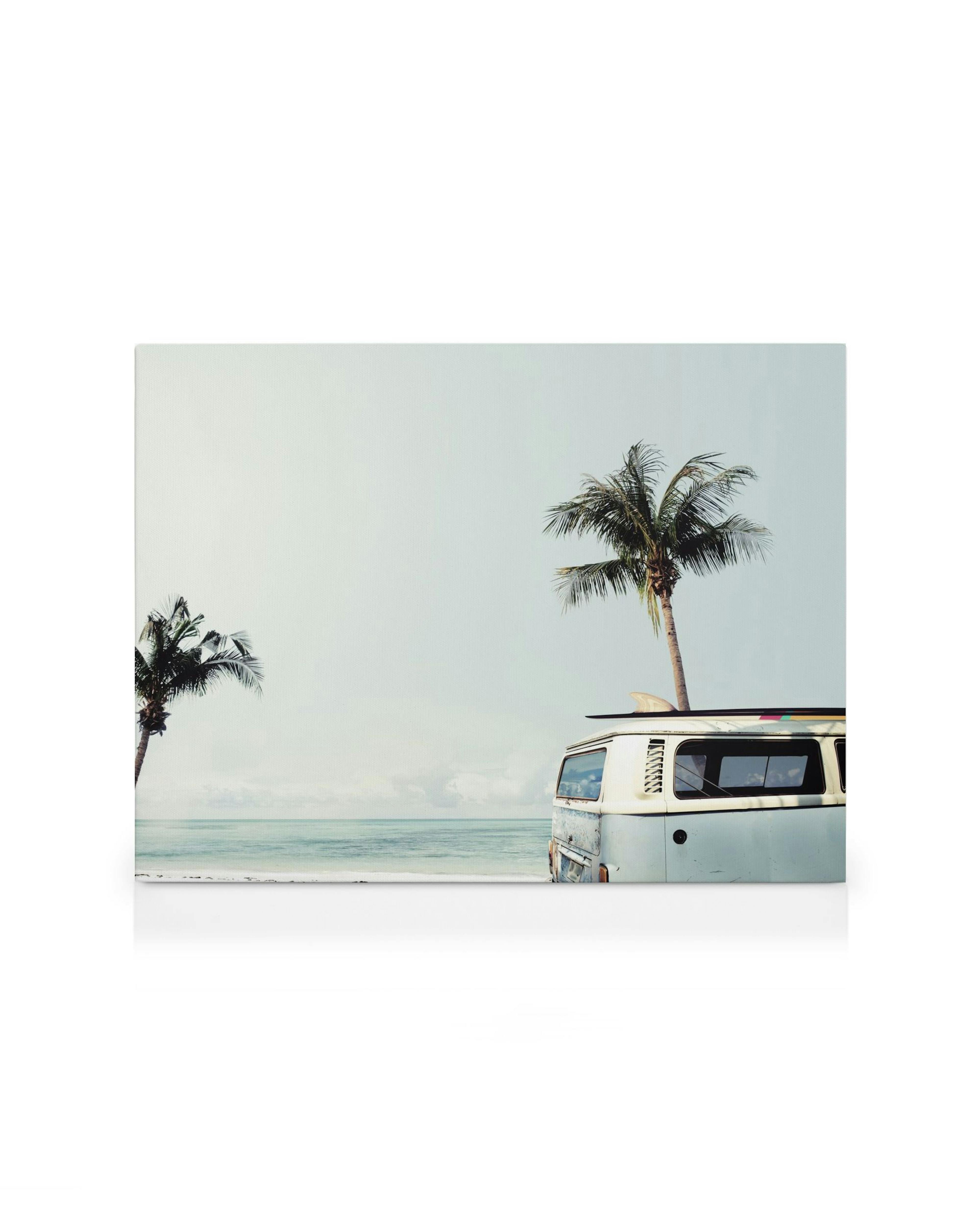 Leinwandbild: Blauer Surfer-Van am Strand im Meer, Palmen wachsen aus dem Dach, Surfbrett auf dem Dach