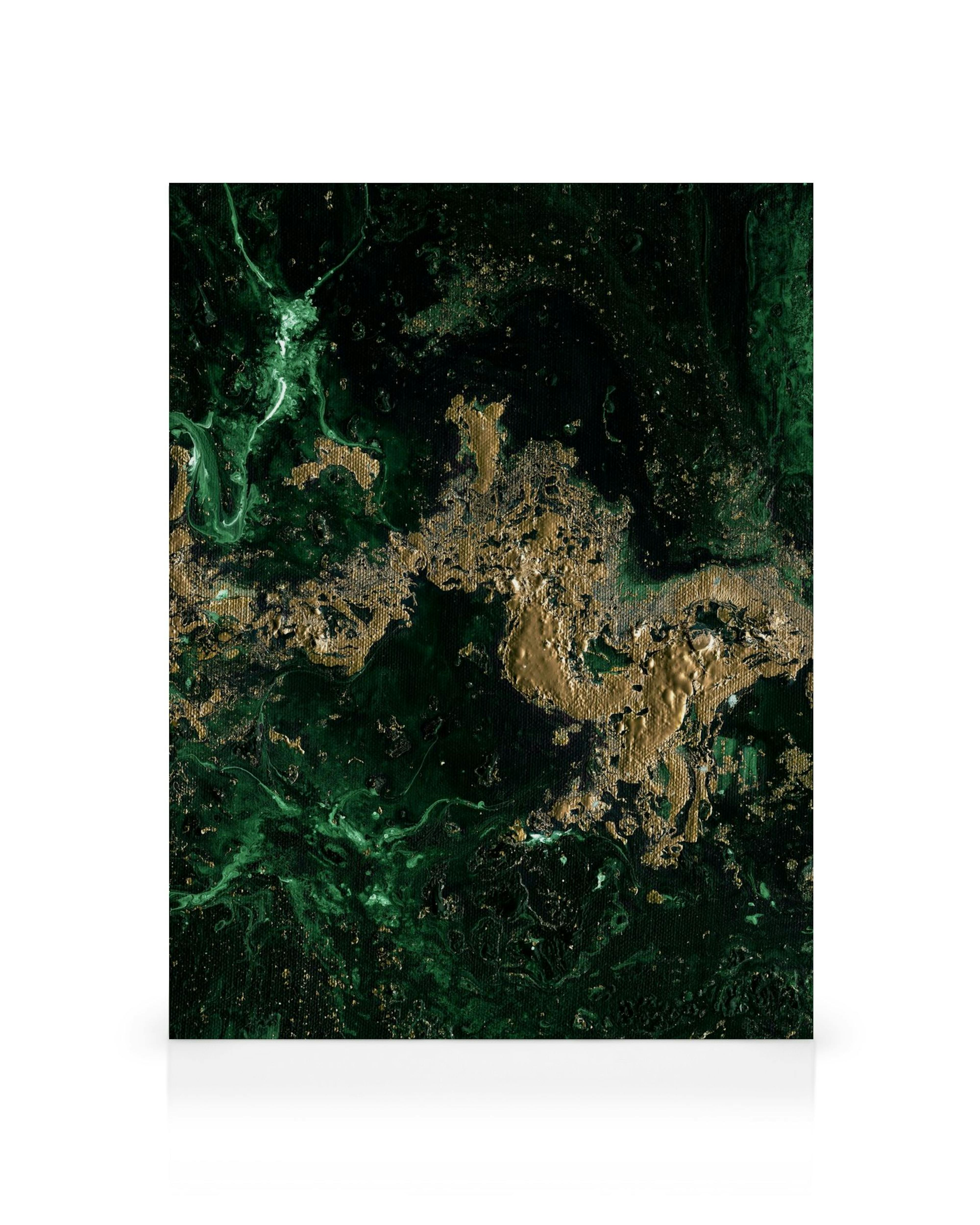 Leinwanddruck in tiefem Grün und Gold, marmoriert, mit organischen Formen und glänzenden Akzenten.