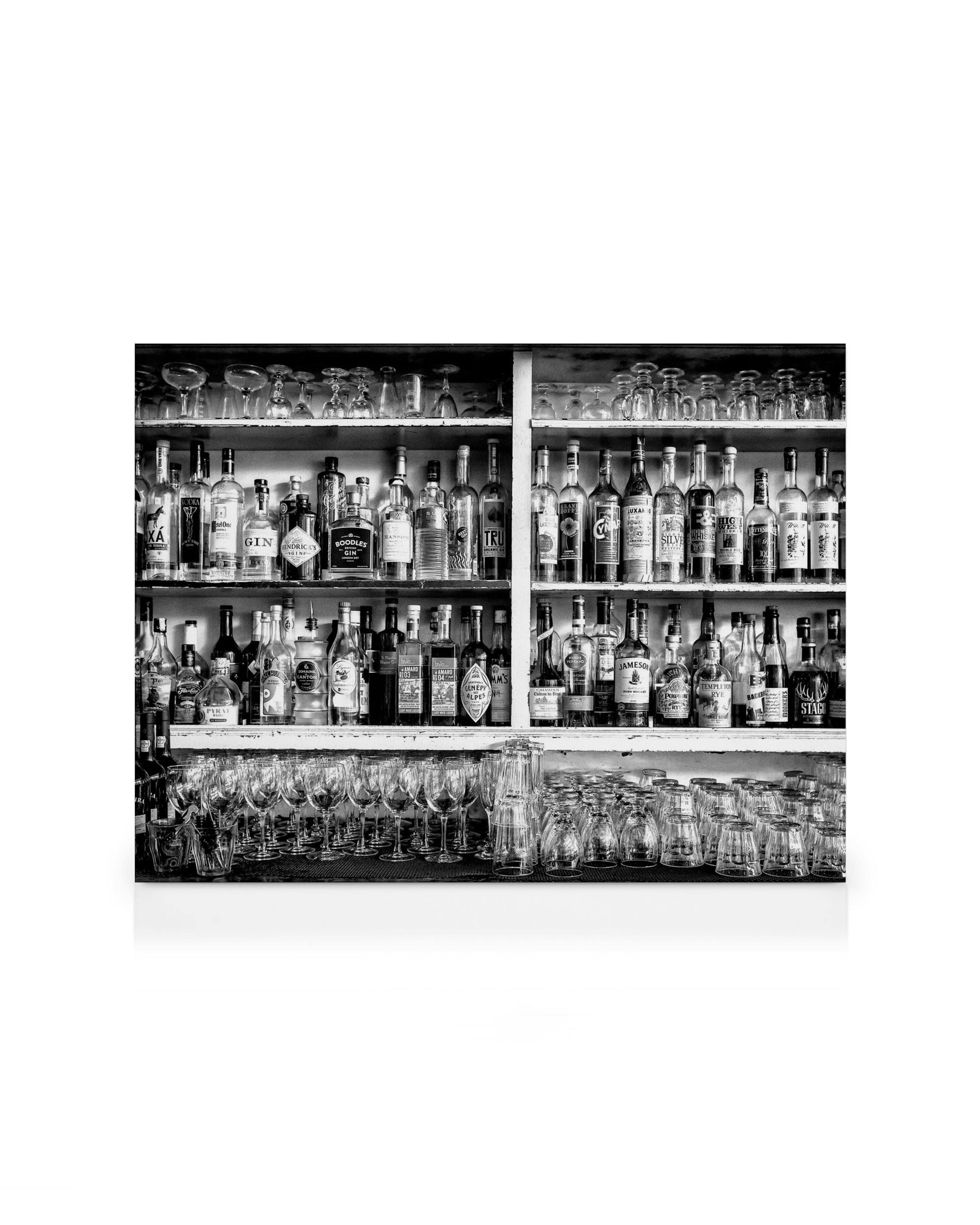 Stampa su tela bar in bianco e nero con scaffali di bottiglie e bicchieri, arte murale.
