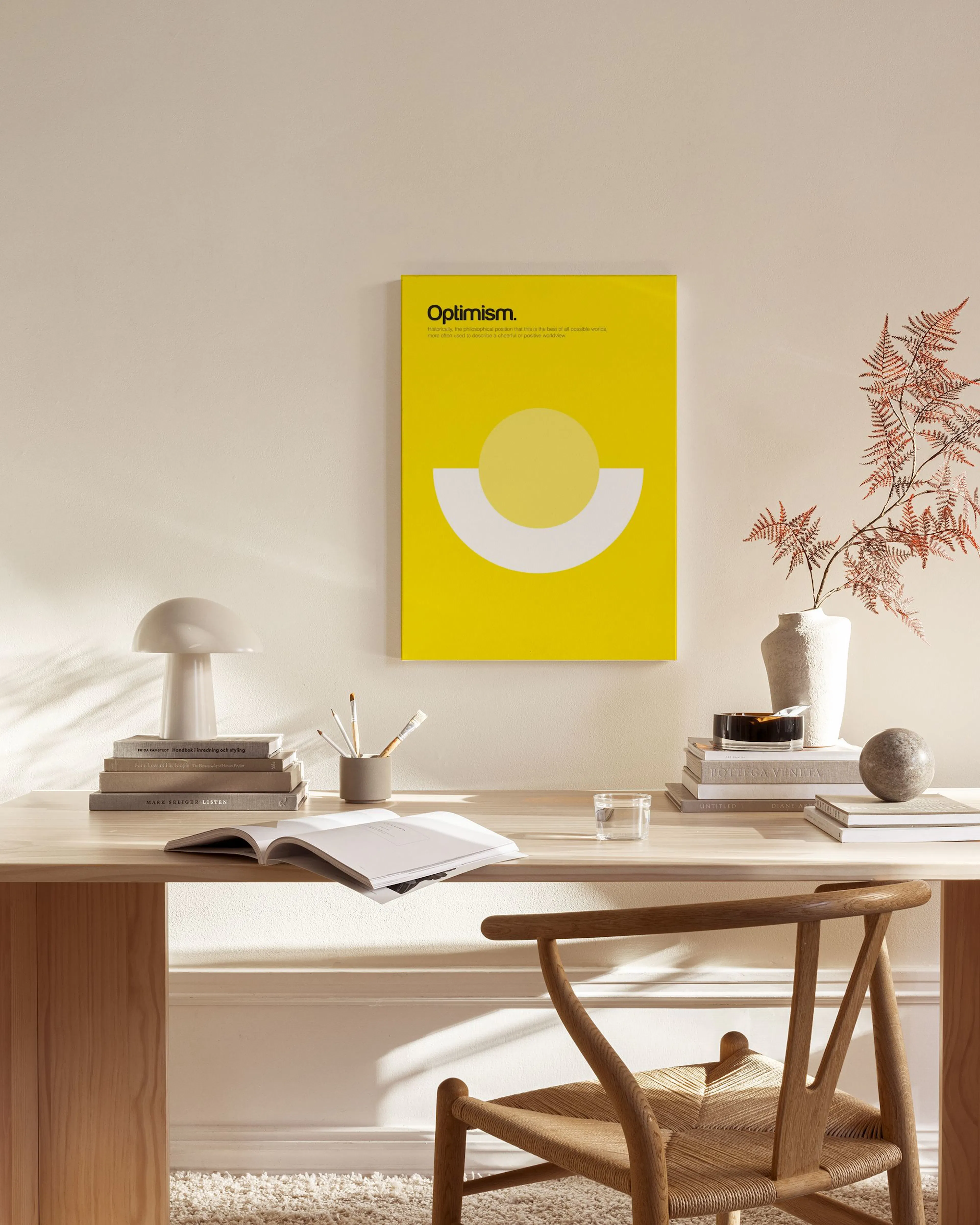 Toile Optimism jaune vif avec formes géométriques claires, exposée dans un salon moderne.