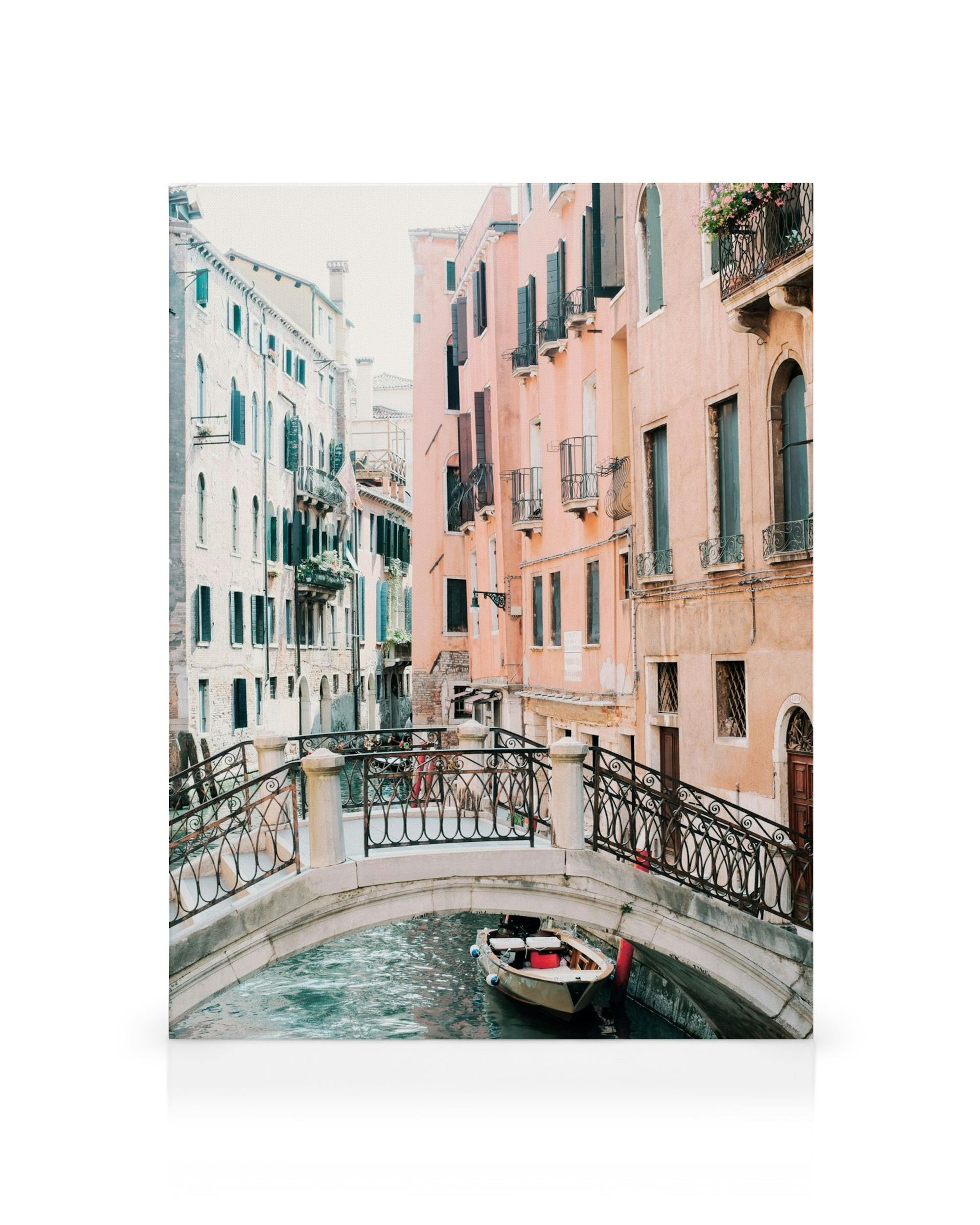 Toile de Venise, bateau sous un pont, bâtiments roses et blancs, canal. Typographie murale.