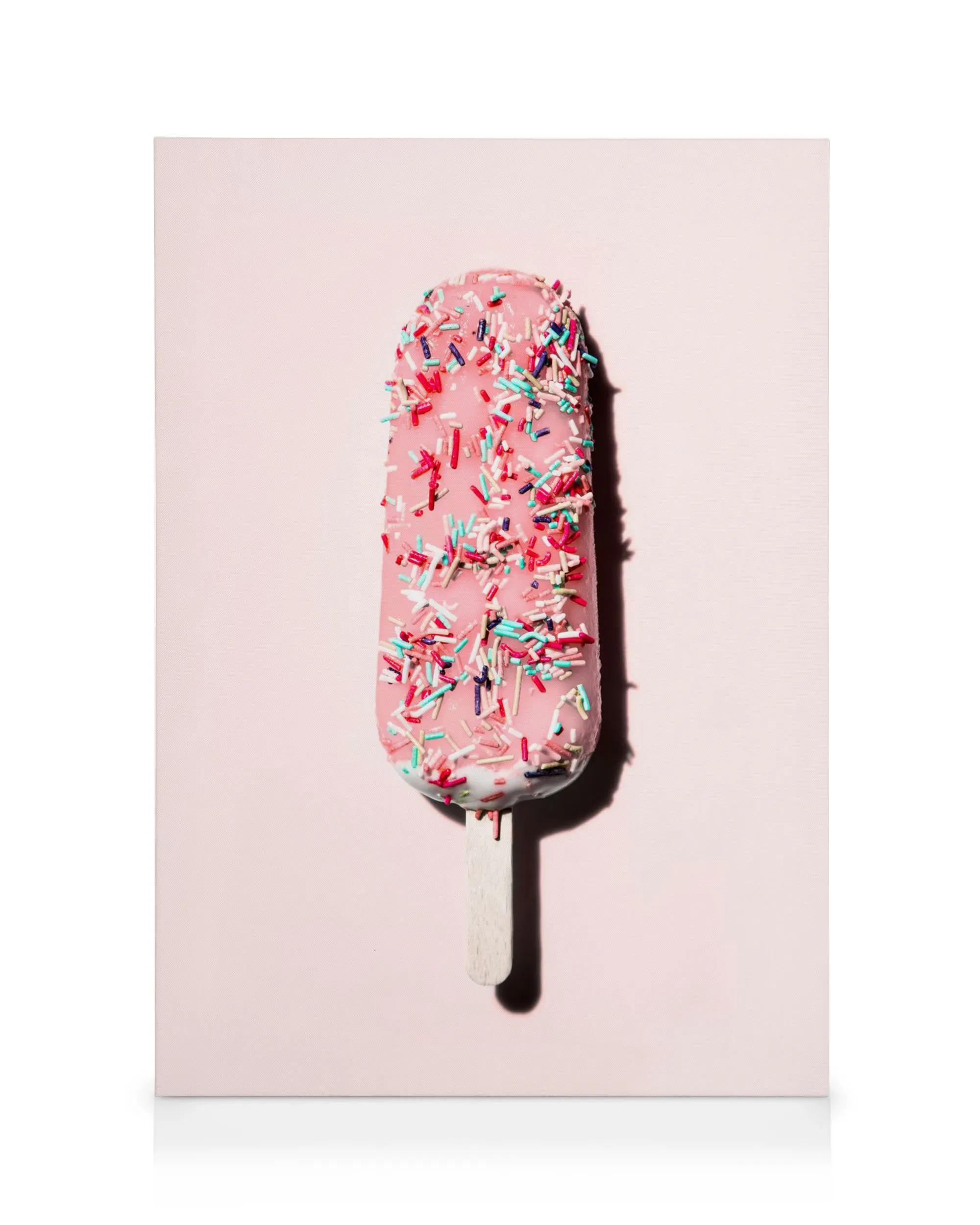 Toile rose pastel avec une glace rose couverte de pépites multicolores
