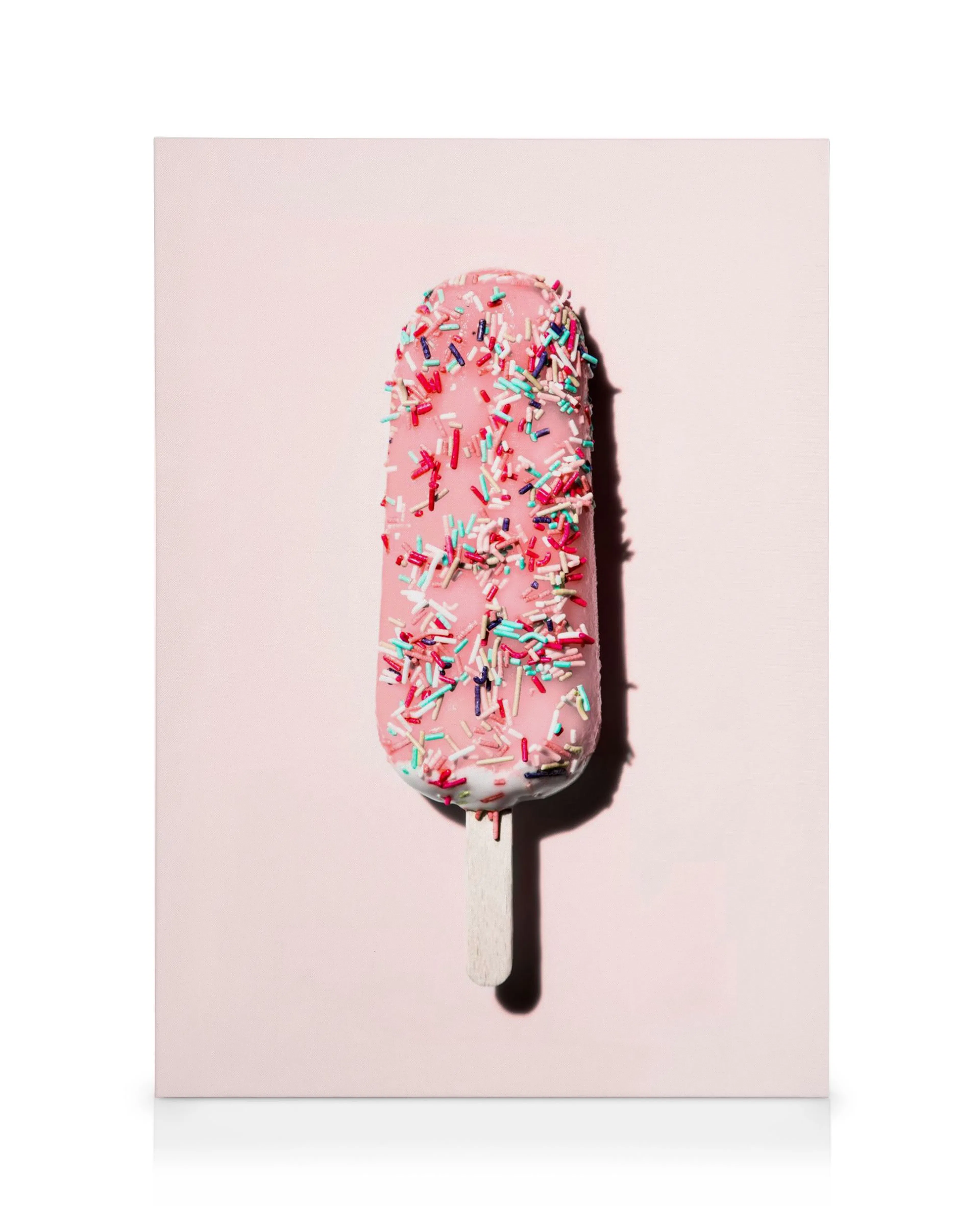 Toile rose pastel avec une glace rose couverte de pépites multicolores