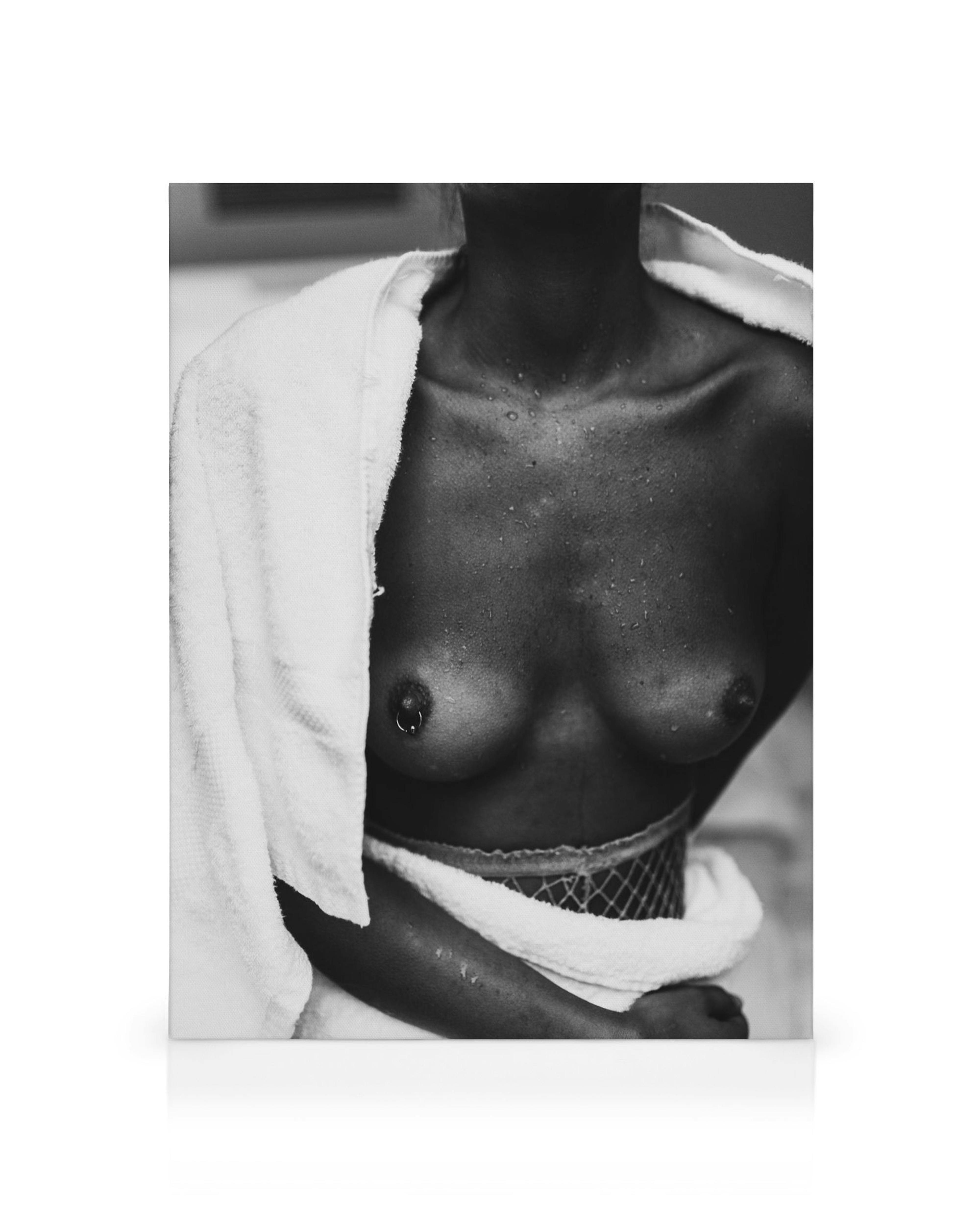 Zwart-wit canvas van ontbloot bovenlichaam van een persoon bedekt met waterdruppels en een witte handdoek.