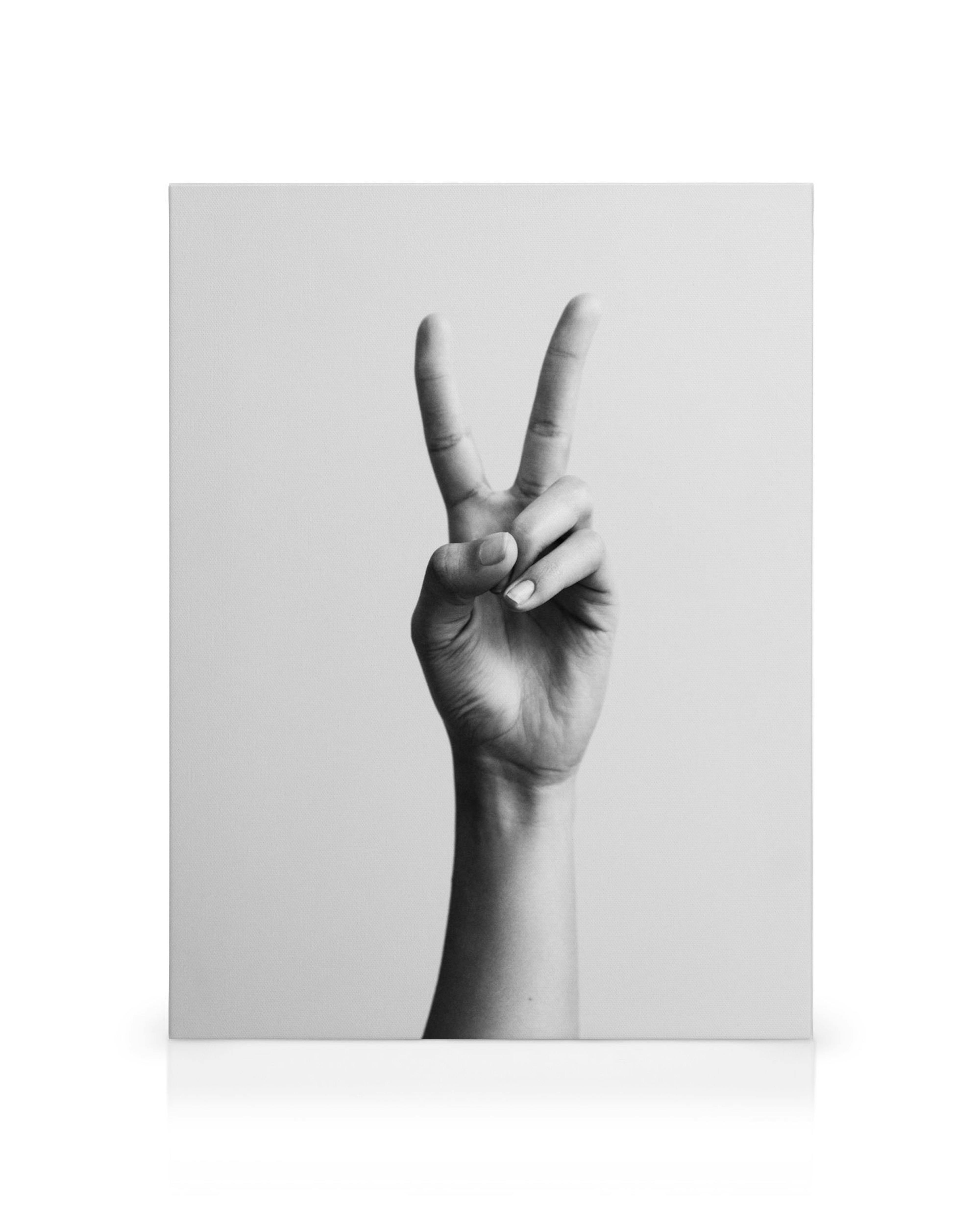 Černobílý obraz s gestem ruky ukazující znak vítězství nebo míru, Peace Sign plátno