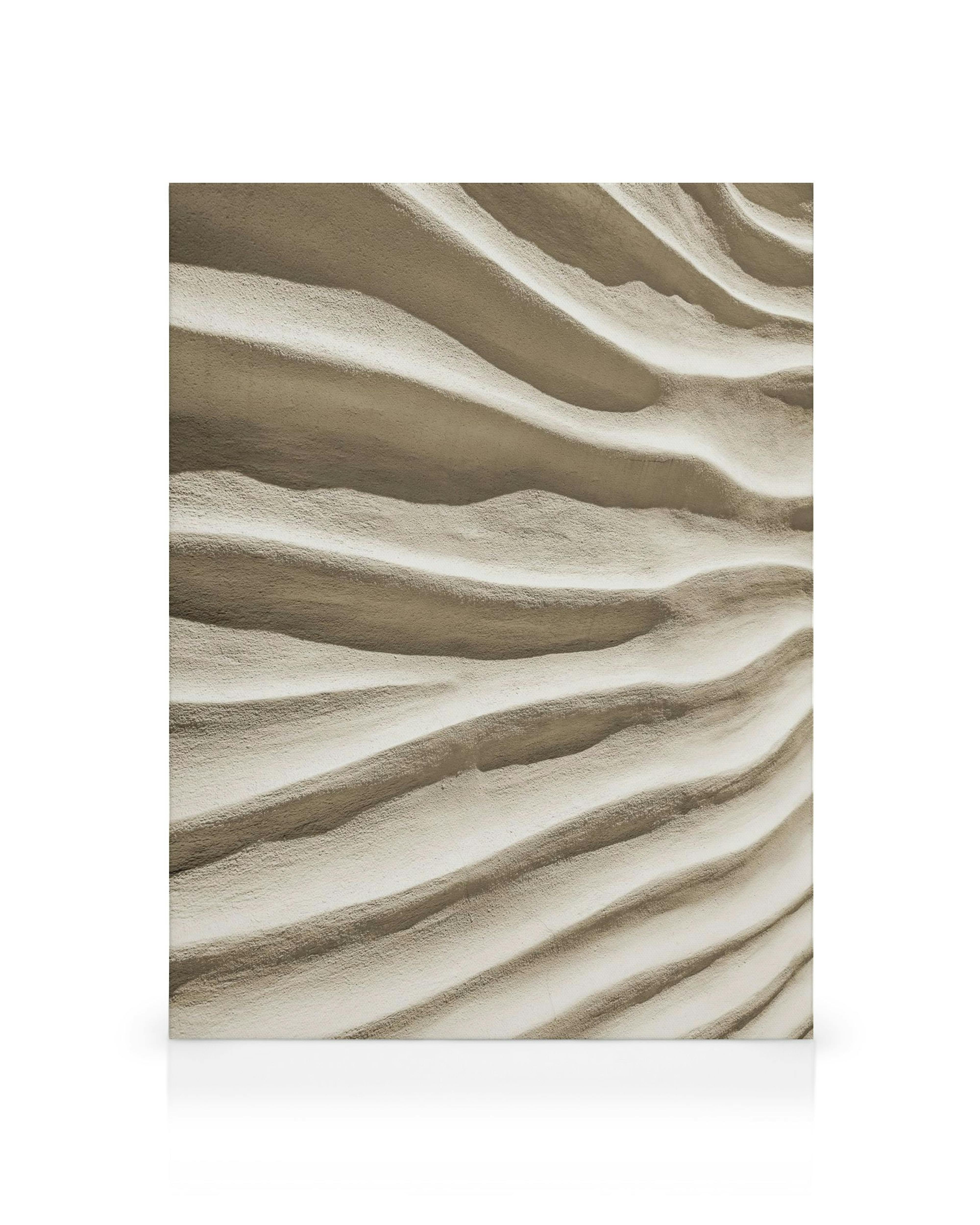 Leinwandbild mit Sandtextur und wellenförmigen Dünen, hellbraun und cremefarben, natürliche Wellenmuster