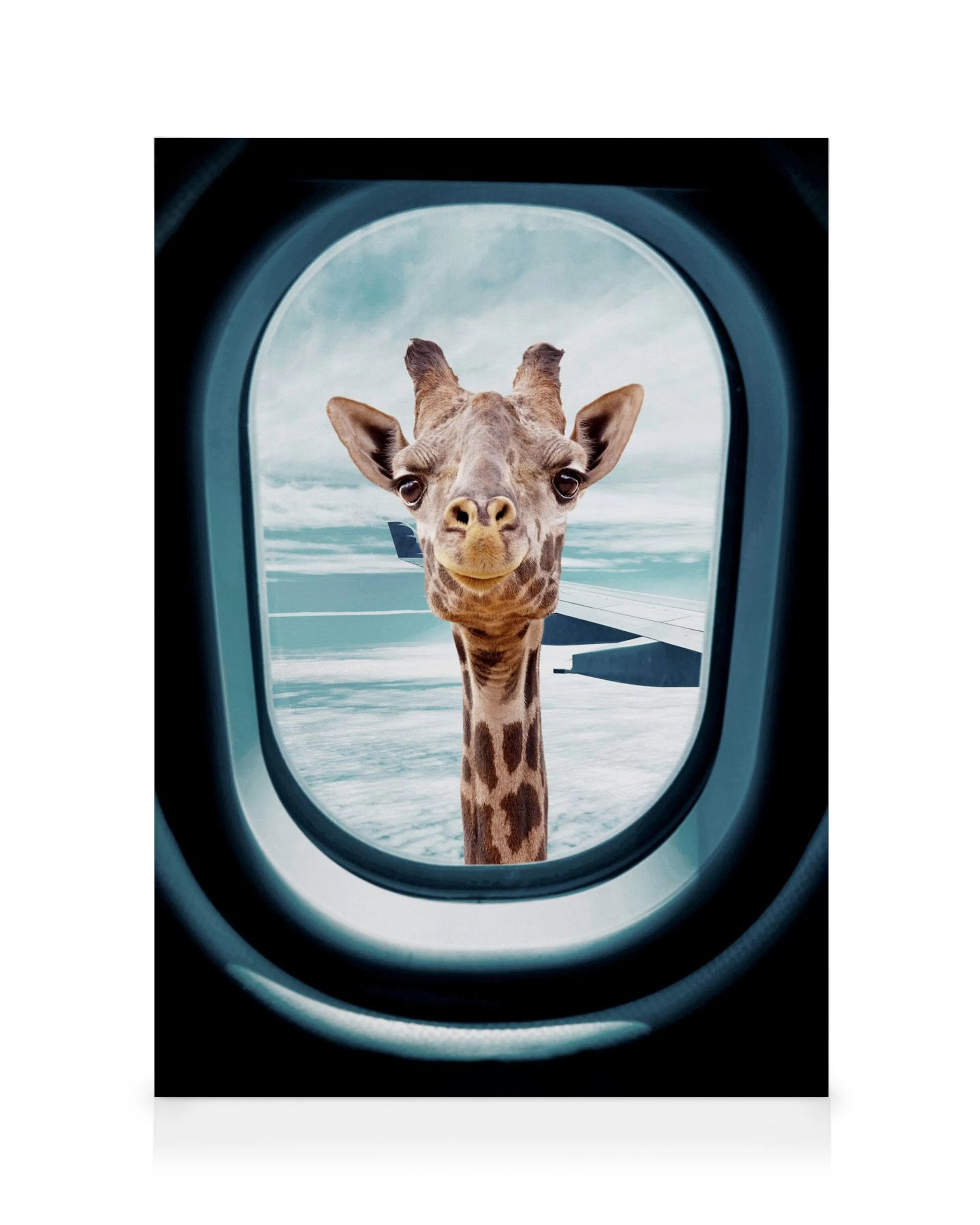 Lienzo de jirafa asomándose por la ventana de un avión, con cielo azul y nubes, estilo divertido y caprichoso