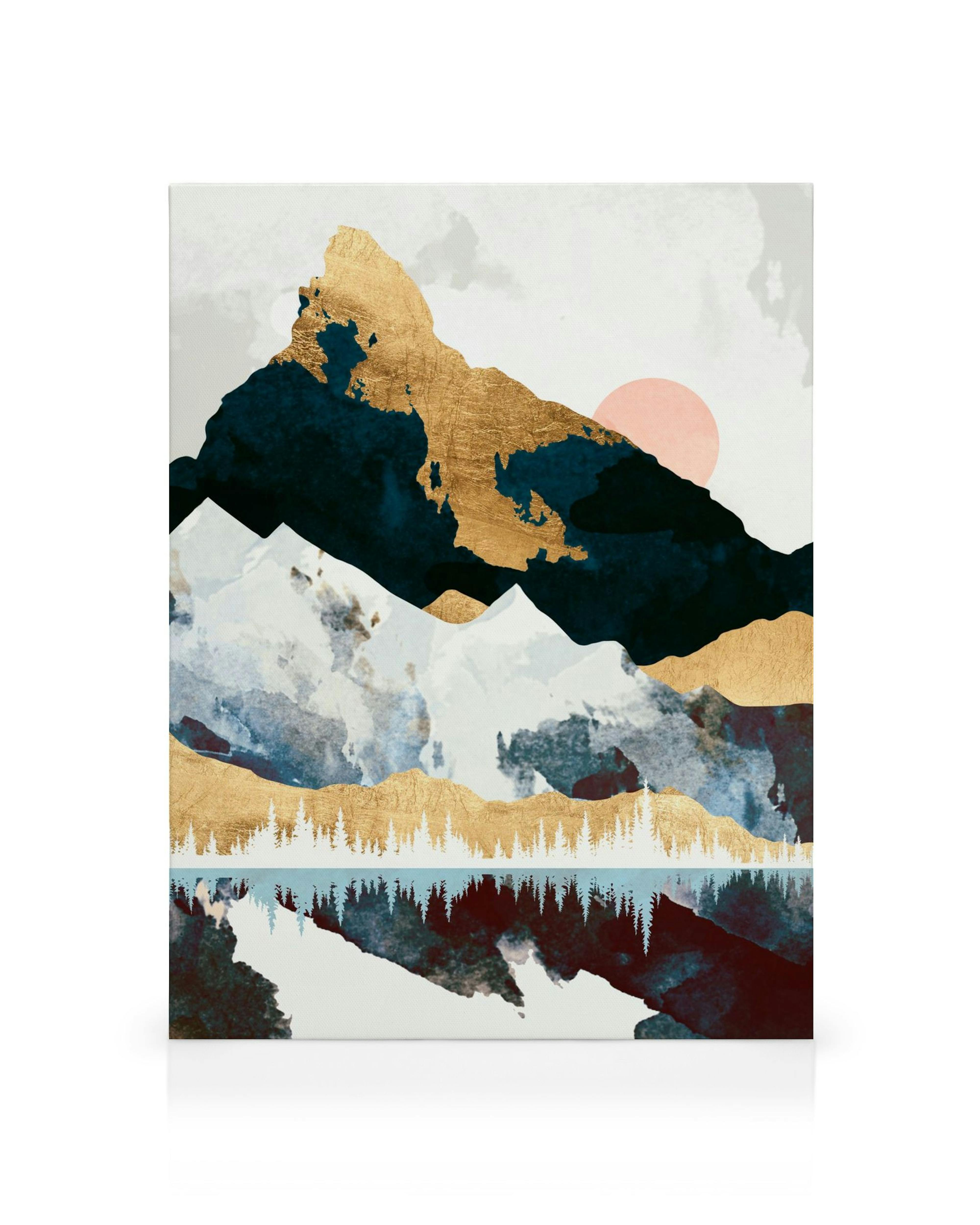 Kanvaasi abstraktilla talvisella vuoristomaisemalla, jossa on kultaisia, sinisiä ja valkoisia sävyjä, vaaleanpunainen aurinko ja