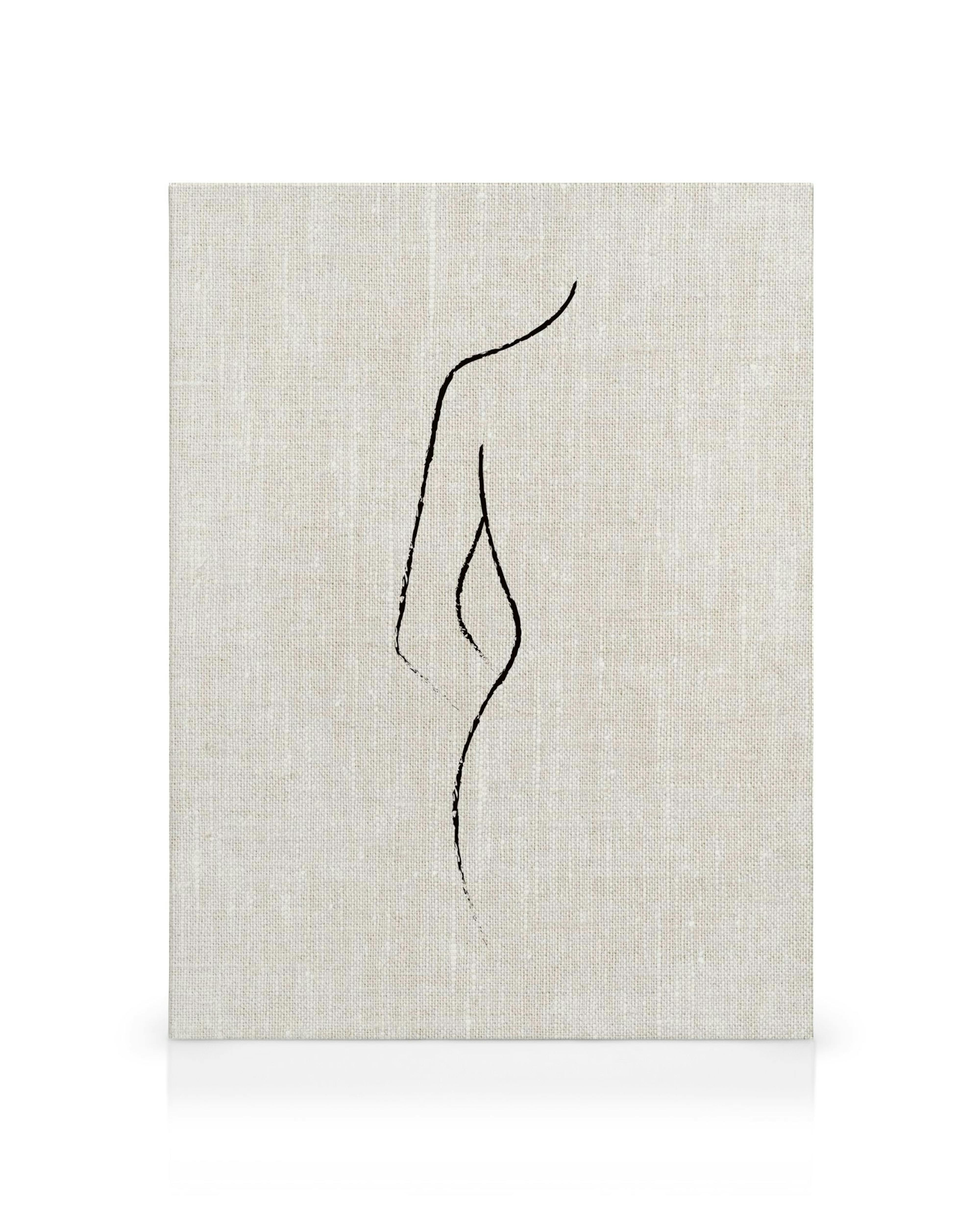 Toile abstraite avec une ligne noire courbée sur fond beige texturé, représentant une forme corporelle élégante