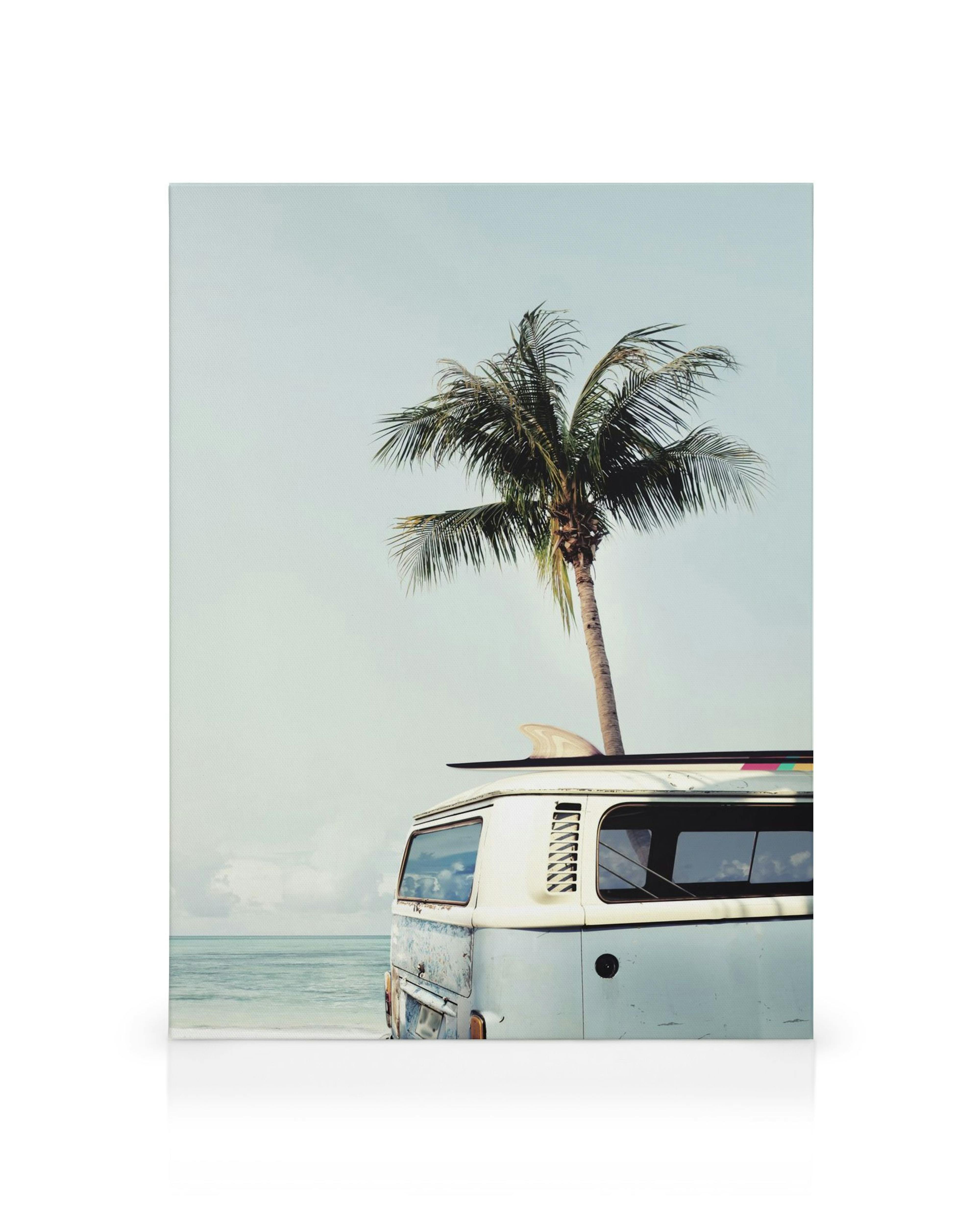 Oude blauw-witte surfbus op strand met palmboom en surfplank. Tropische canvas kunst.