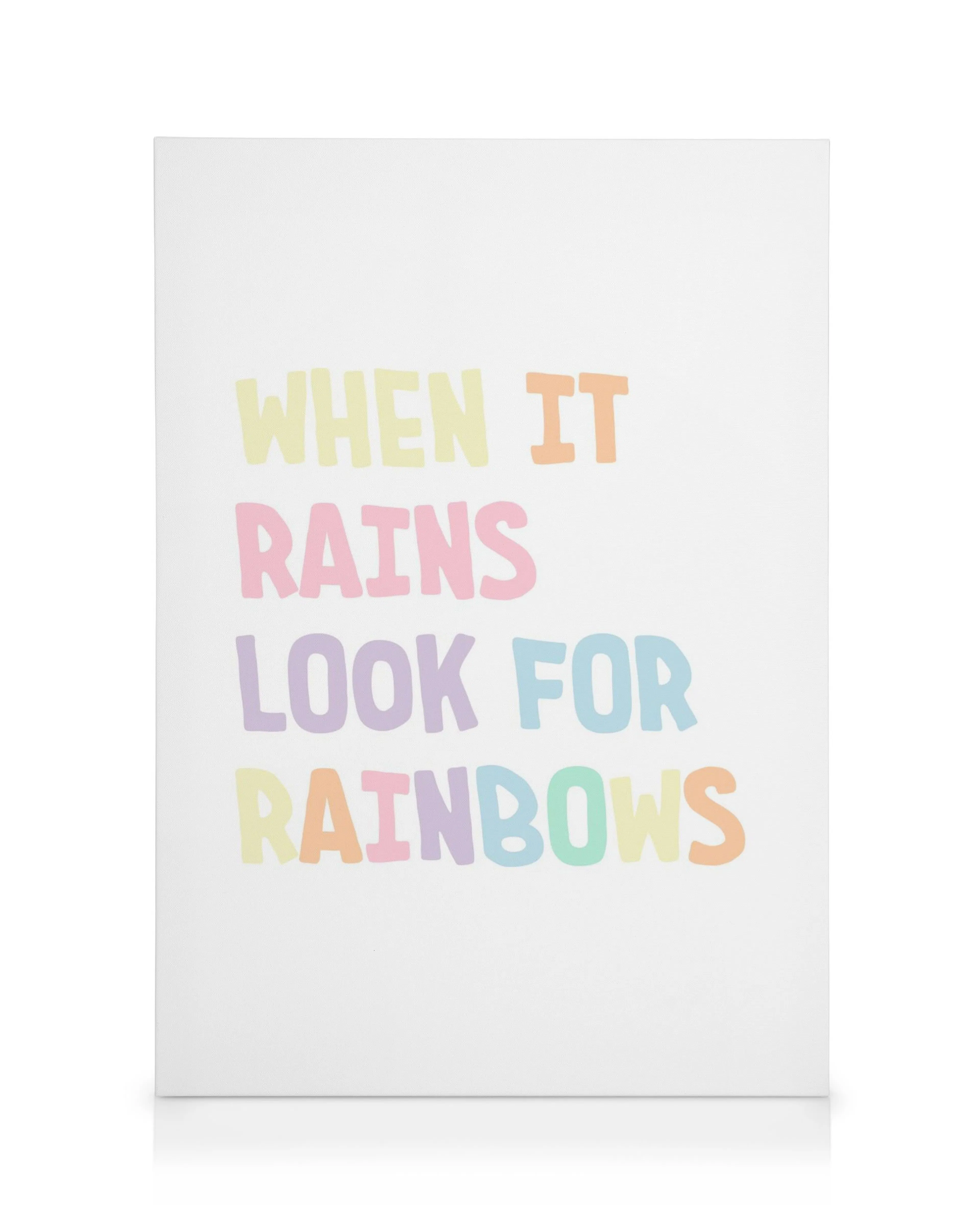 Toile avec typographie aux couleurs pastel When It Rains Look For Rainbows pour une décoration inspirante.