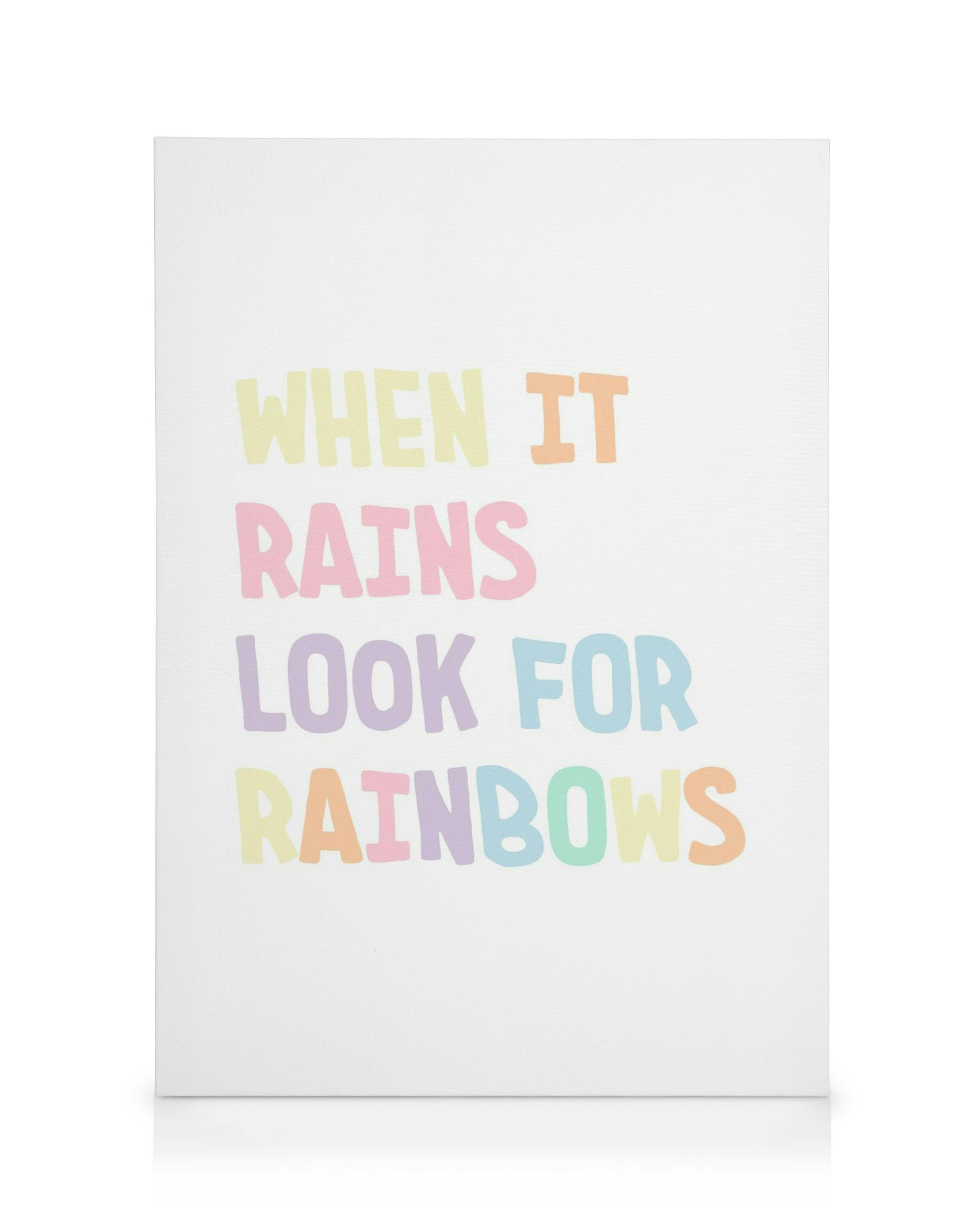 Toile avec typographie aux couleurs pastel When It Rains Look For Rainbows pour une décoration inspirante.