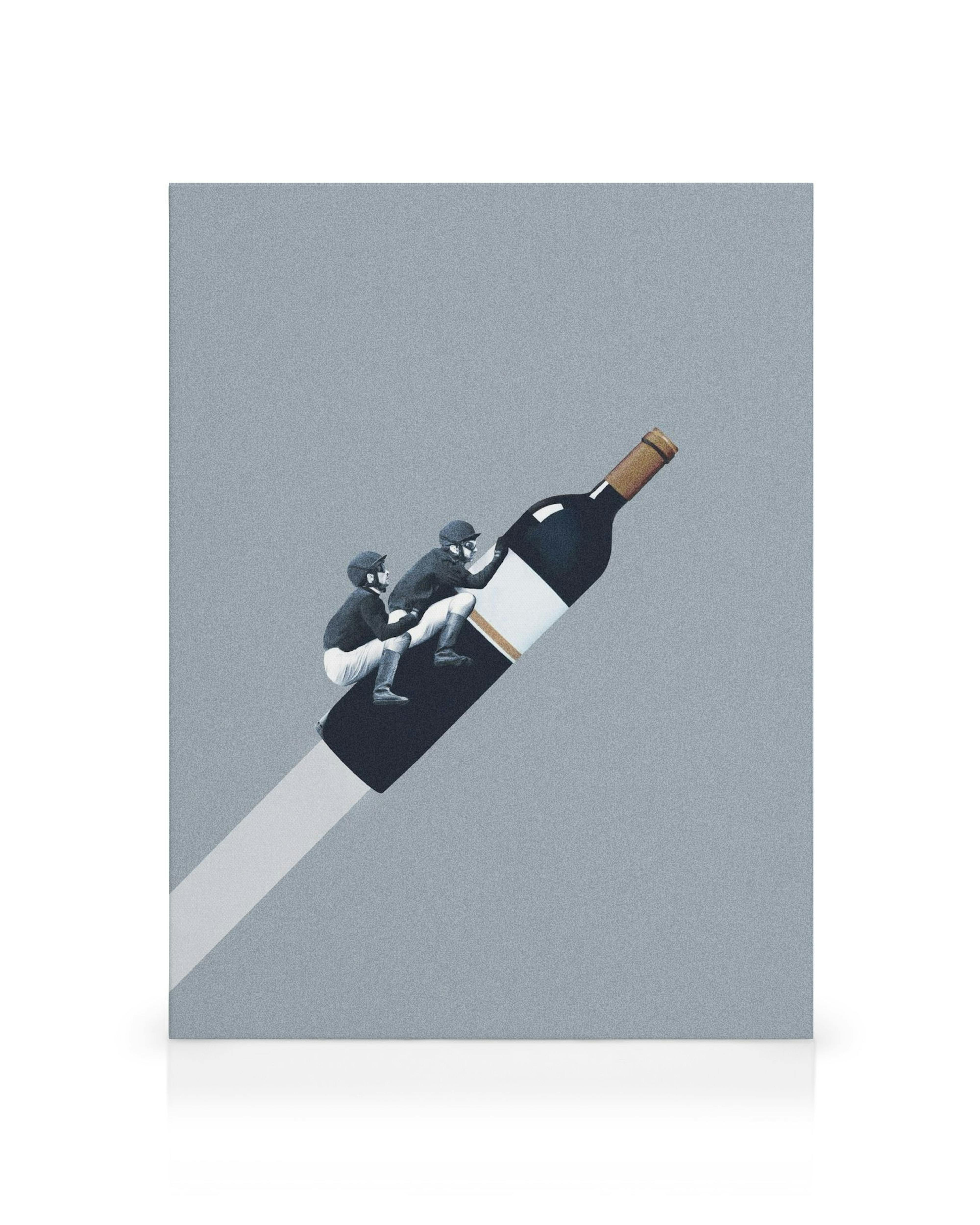 Toile surréaliste avec deux personnages miniatures sur une bouteille de vin noir et blanc glissant sur une allumette, fond gris