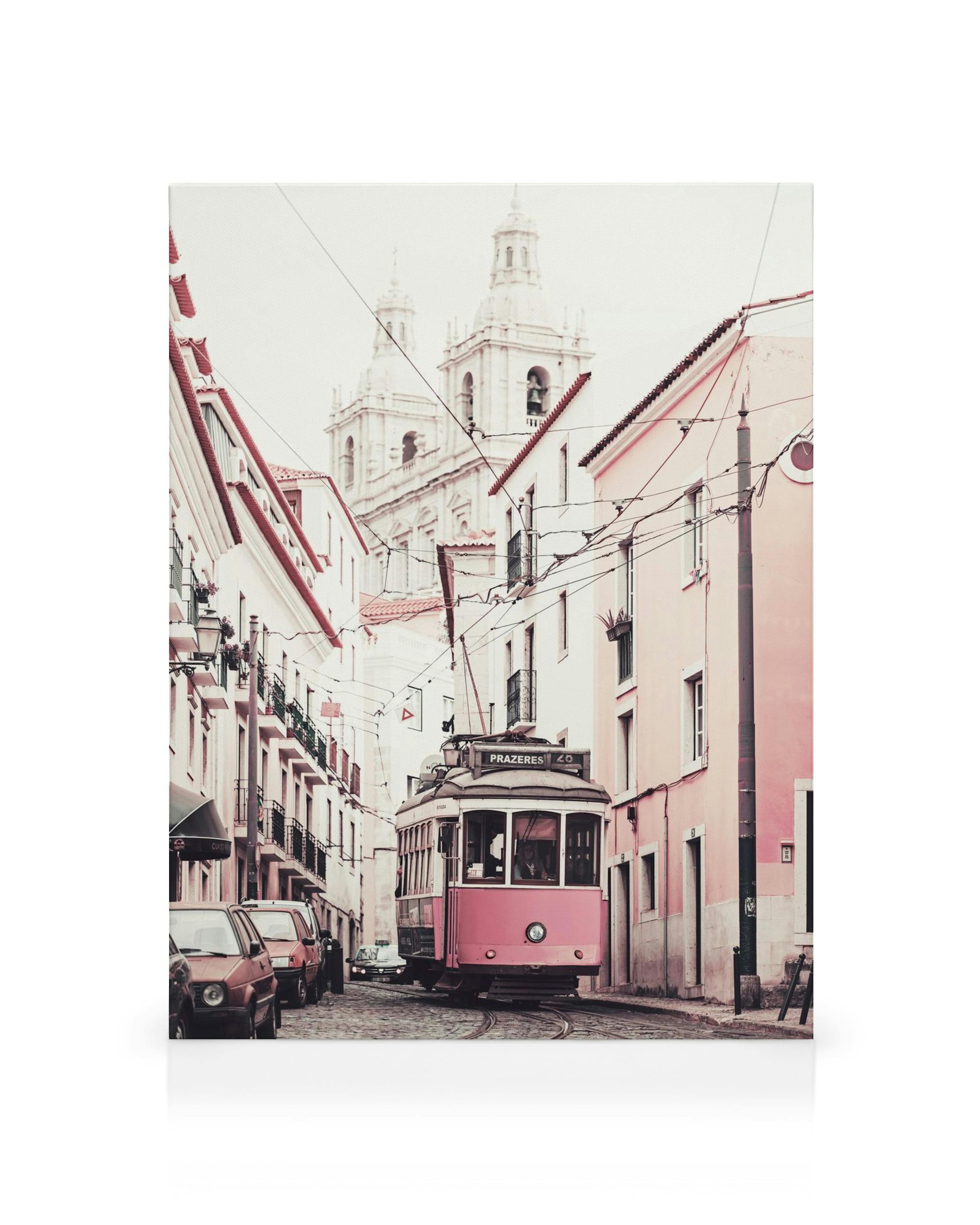 Toile dun vieux tram rose dans une rue pavée avec des voitures, des bâtiments et une église en arrière-plan