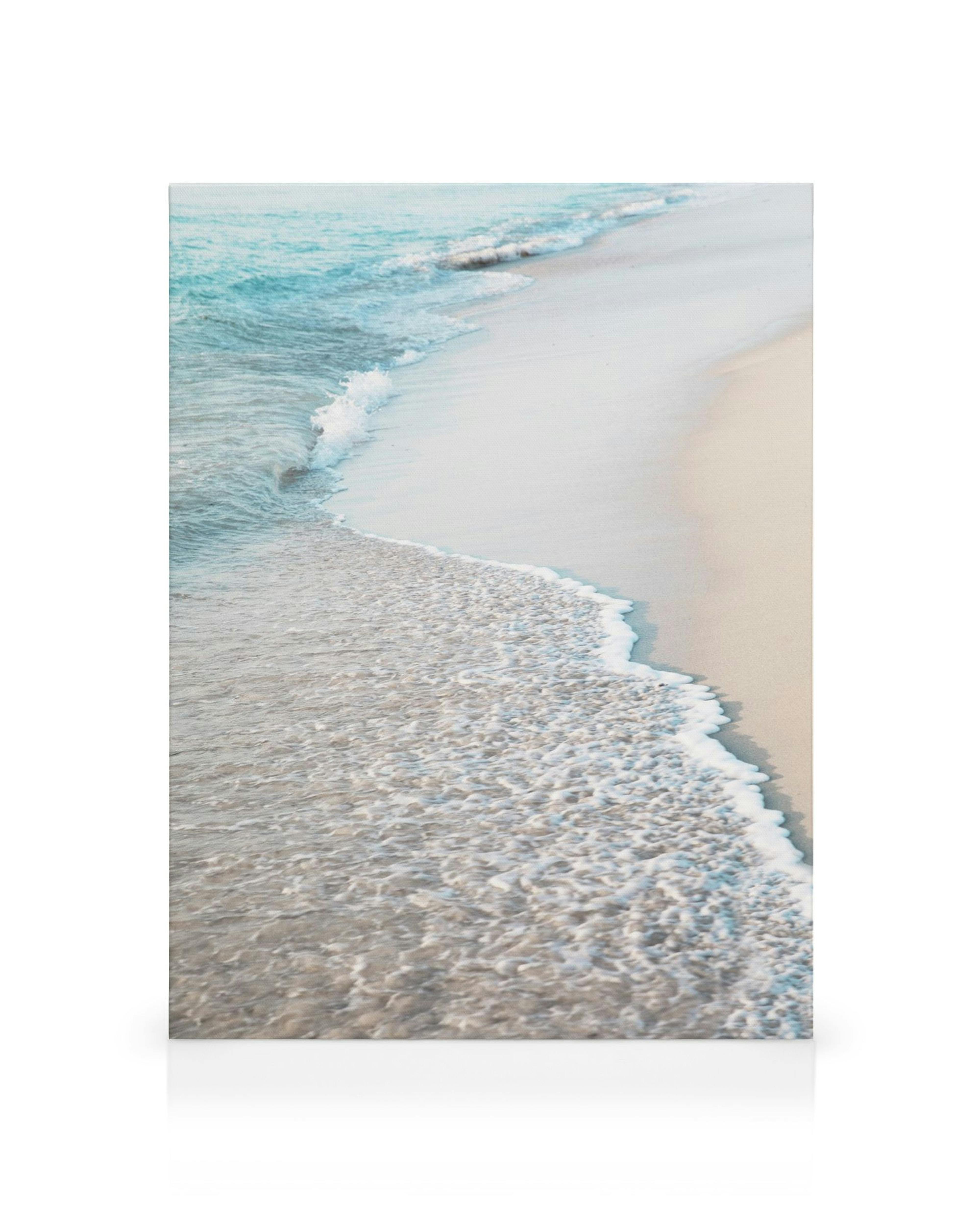 Blå strandvåg canvastavla med turkost vatten och beige sandstrand i dagsljus, strandmotiv
