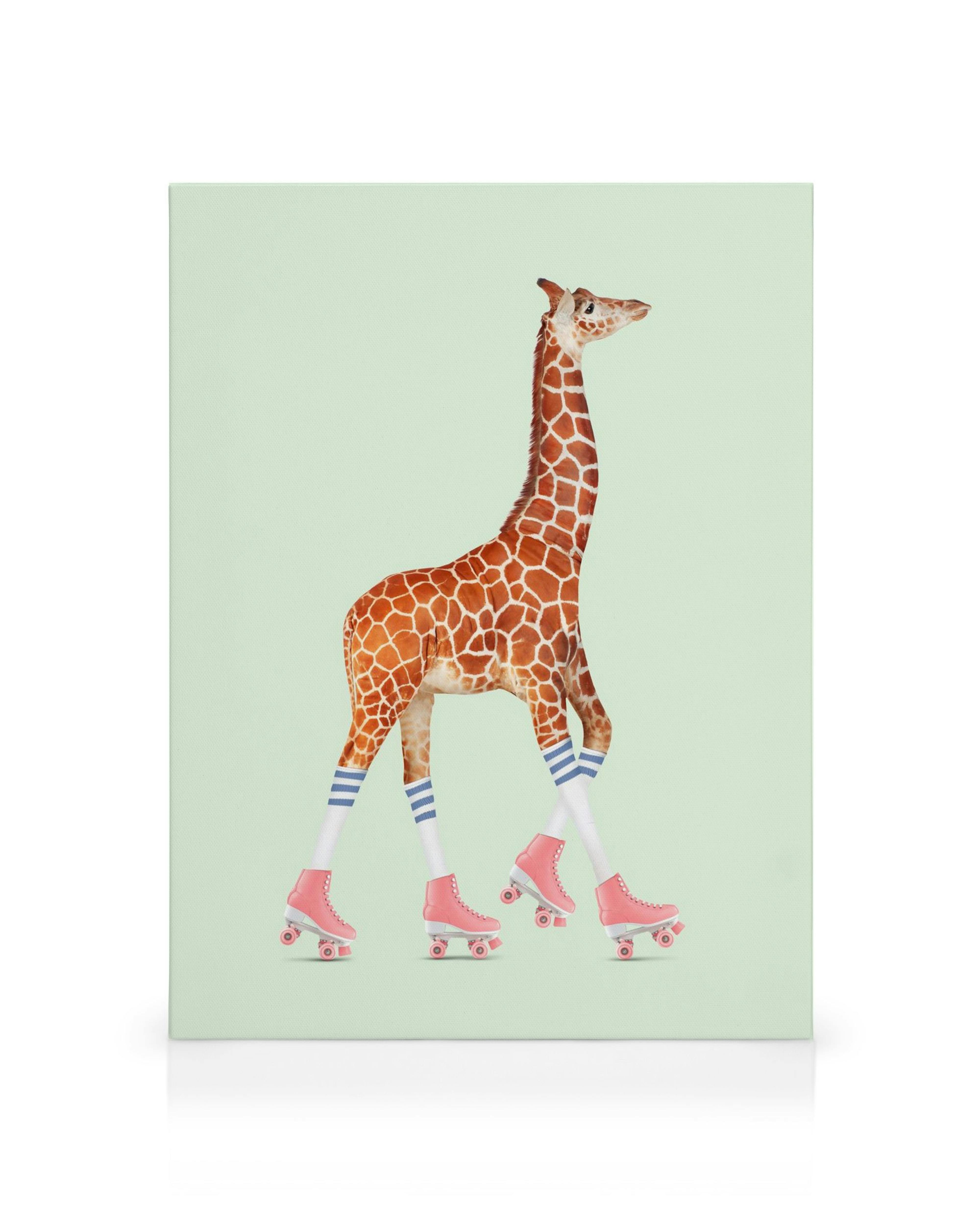 Canvas met giraffe op rolschaatsen, witte sokken met blauwe strepen, roze rolschaatsen, lichtgroene achtergrond.