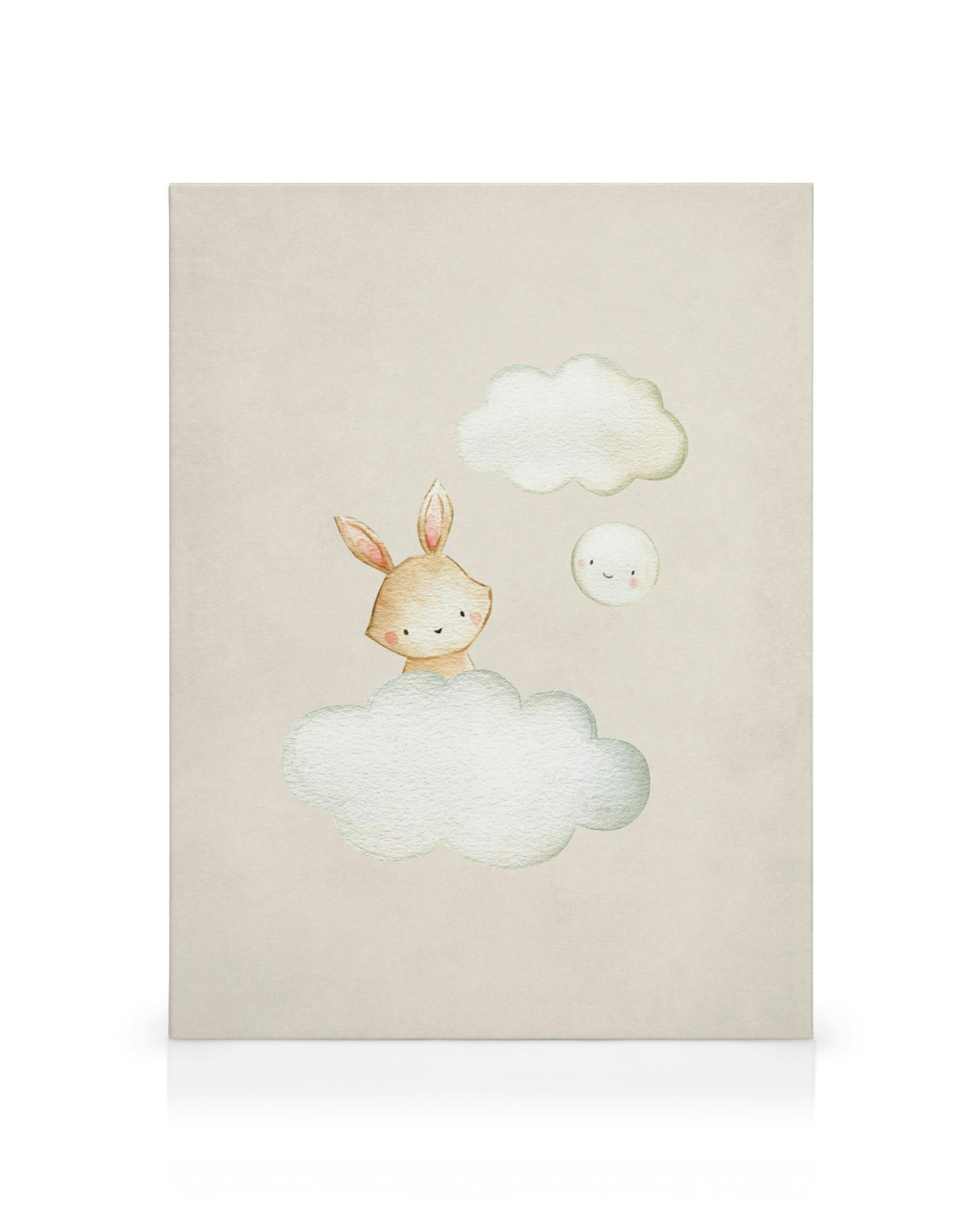 Lienzo infantil: conejo marrón en una nube blanca mullida con orejas rosadas, luna sonriente, fondo beige.