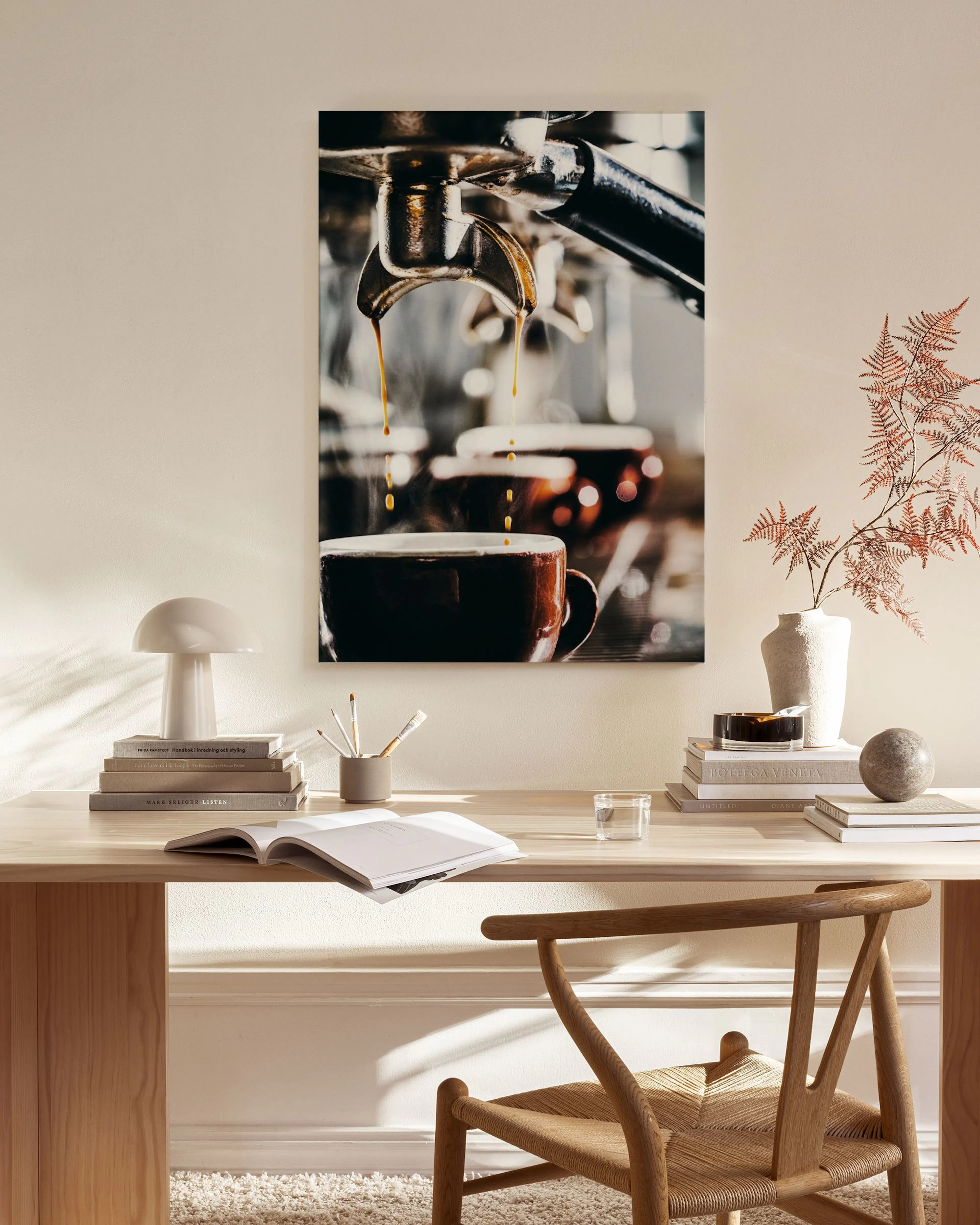 Toile dune machine à café versant du café dans une tasse, accrochée au-dessus dun banc en bois dans un salon moderne.