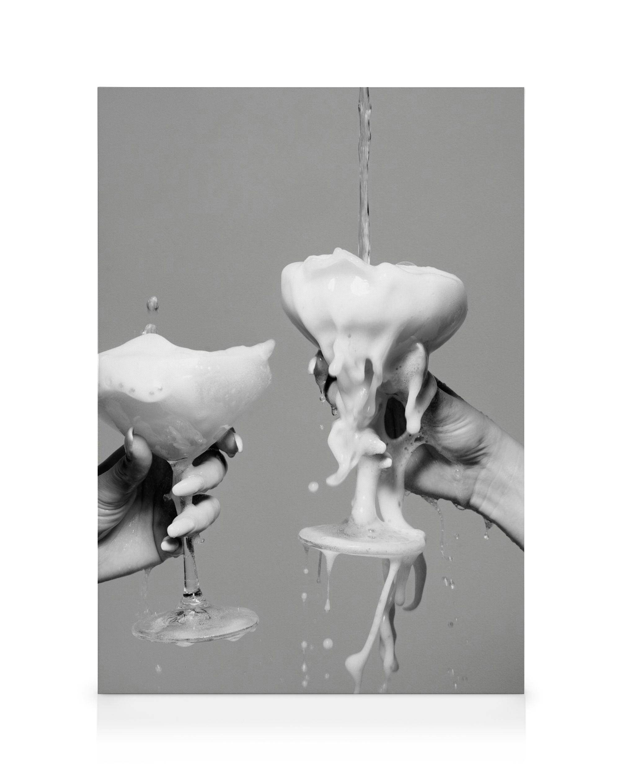Pouring Champagne Toile (50x70 cm - Cadre noir) - Noir et blanc par Desenio