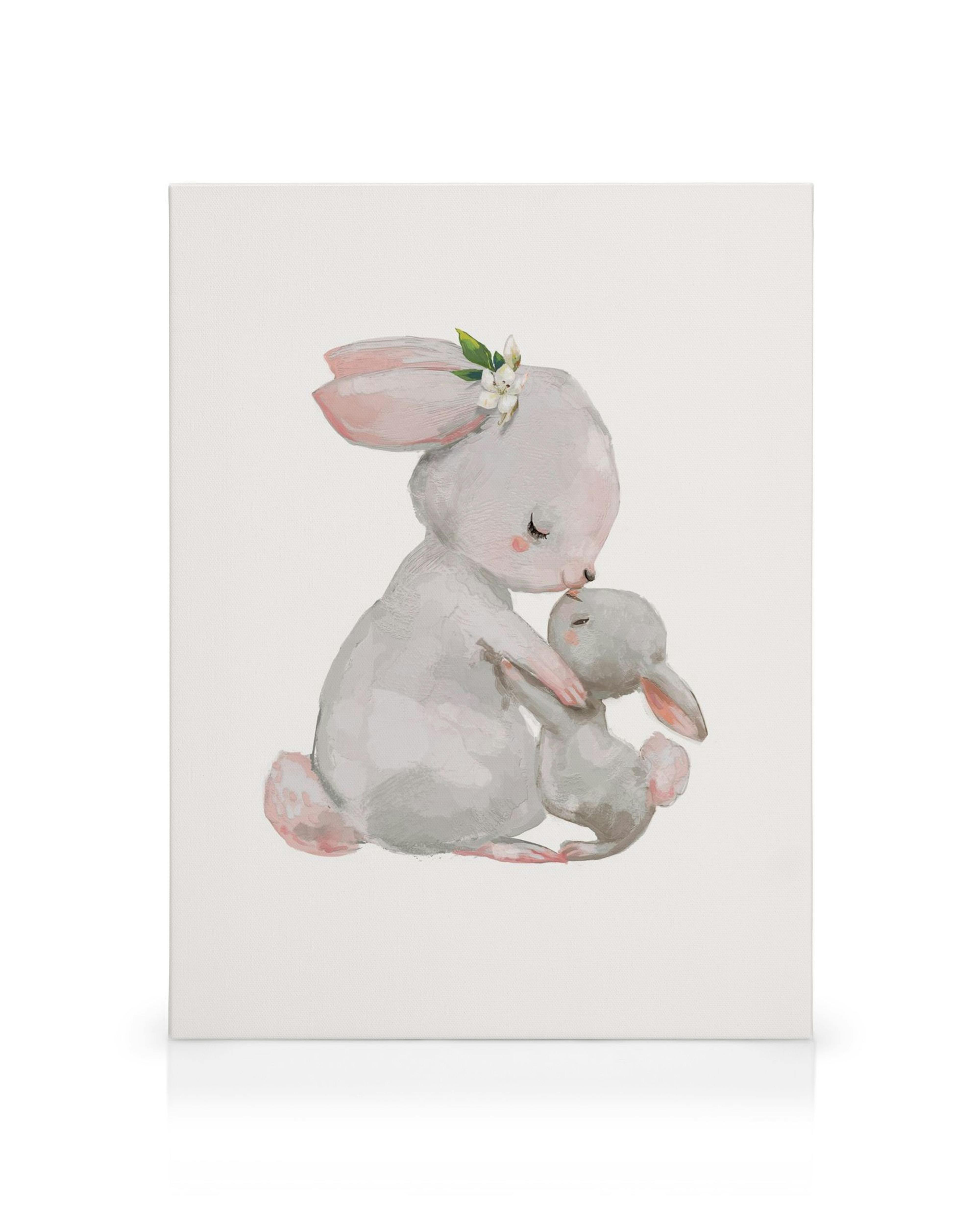Lerret med to grå kaniner, en stor og en liten, som klemmer hverandre. Store kaninen kysser den lille på pannen. Myke rosa og be