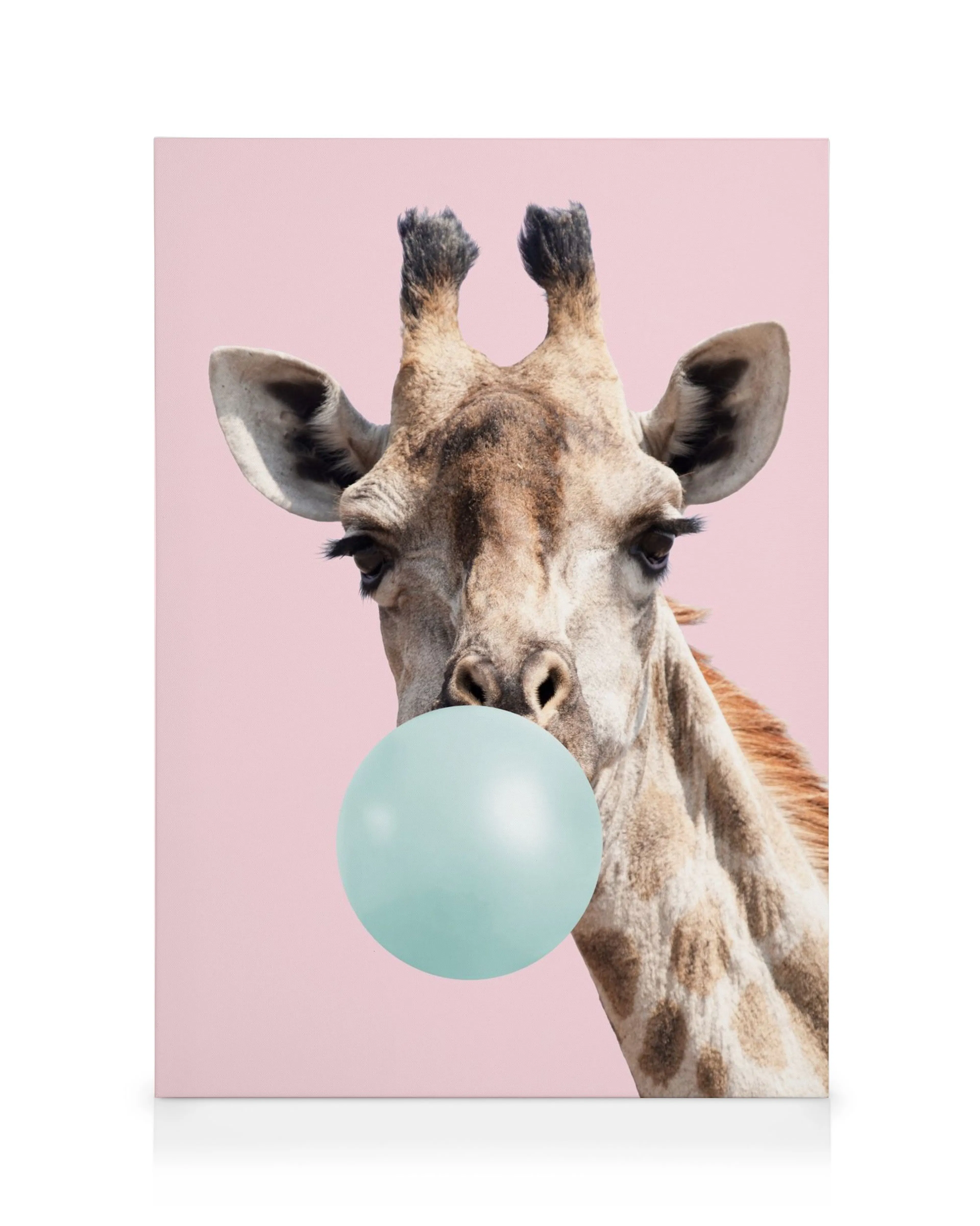 Toile dune girafe soufflant une bulle de chewing-gum bleue sur fond rose uni, décoration murale pour chambre denfant