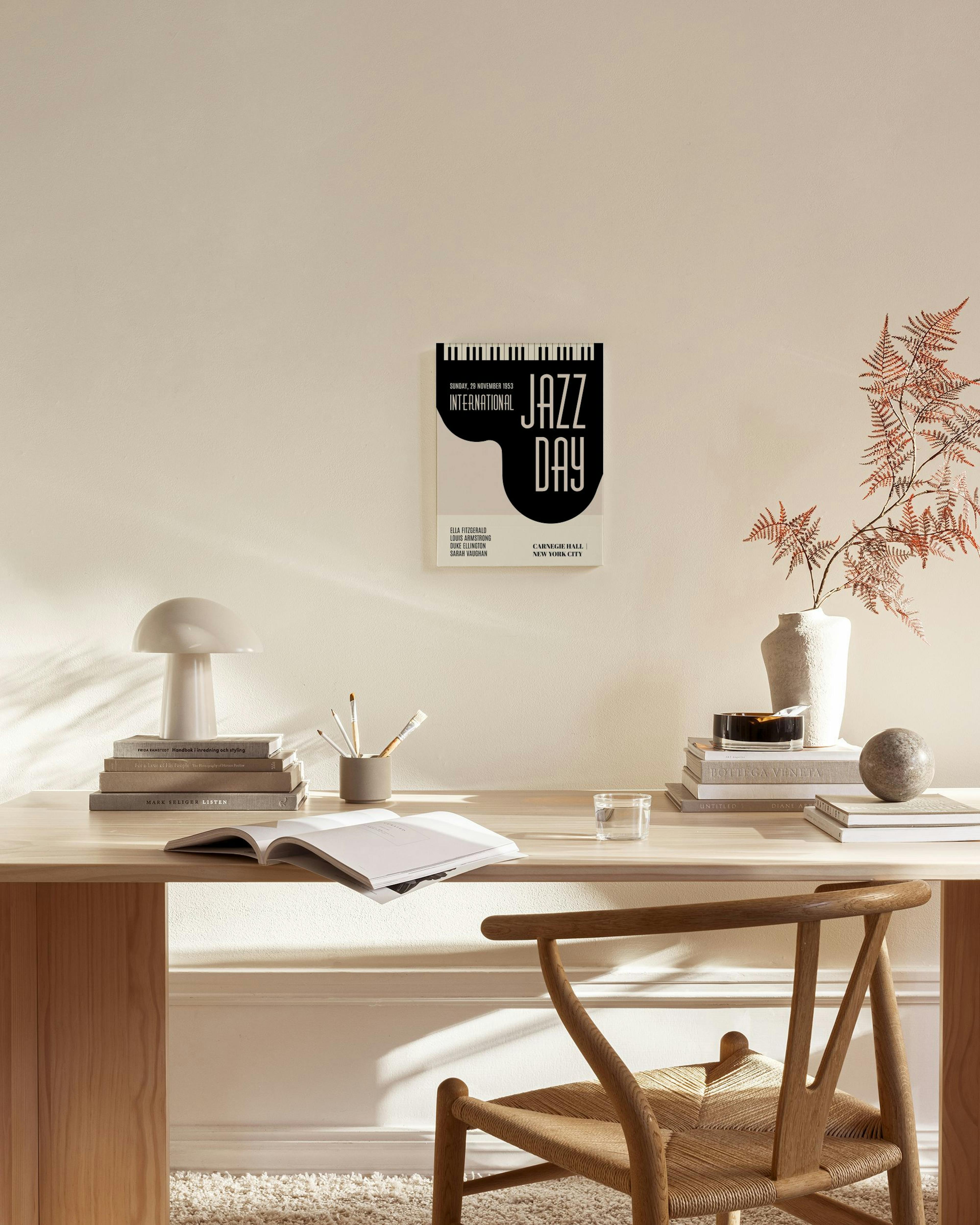 Póster International Jazz Day em tons de preto, branco e bege, pendurado numa sala de estar moderna com mobiliário em madeira cl