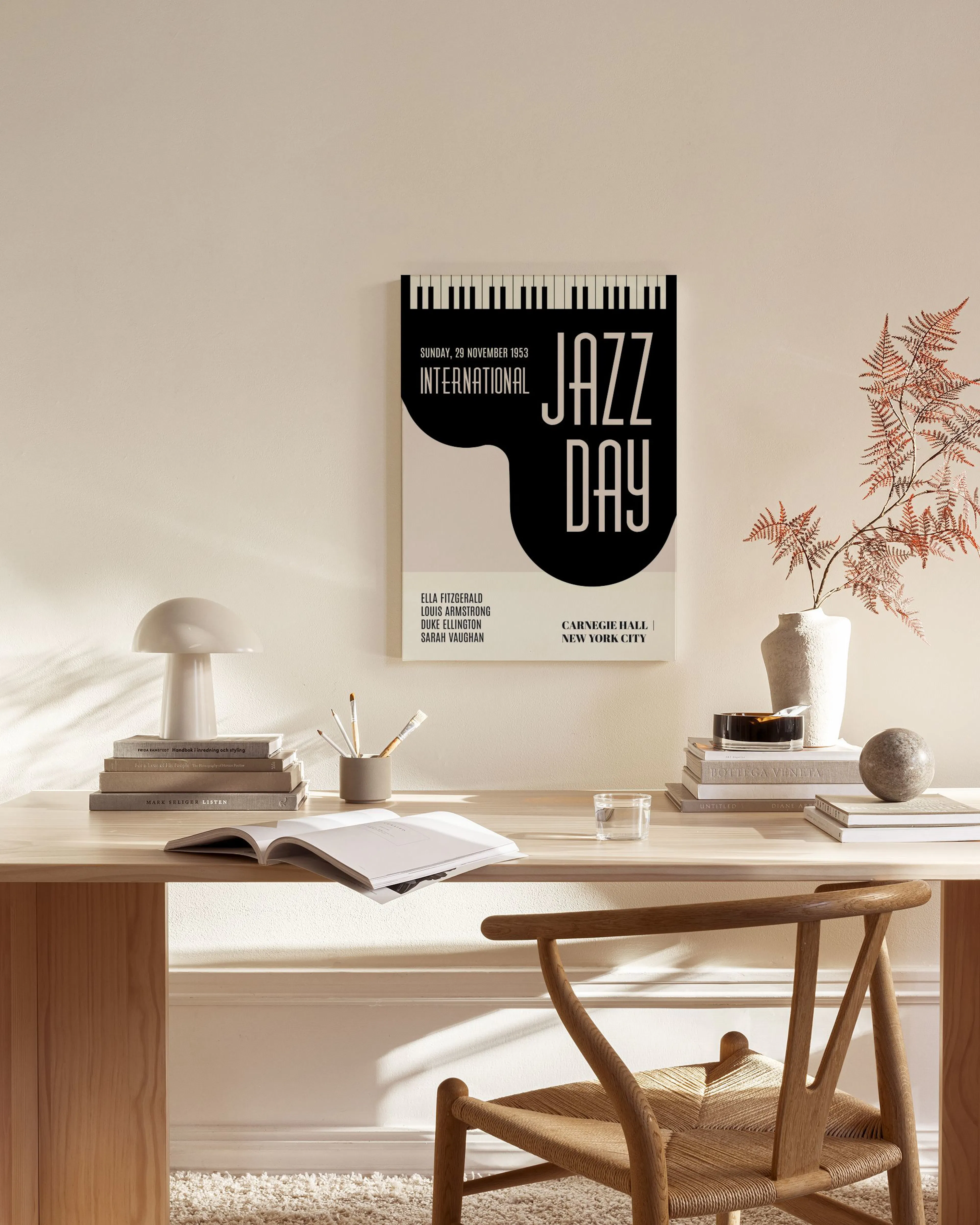 Toile International Jazz Day avec un clavier de piano, texte noir et blanc, affichée dans un salon clair au-dessus dun meuble en
