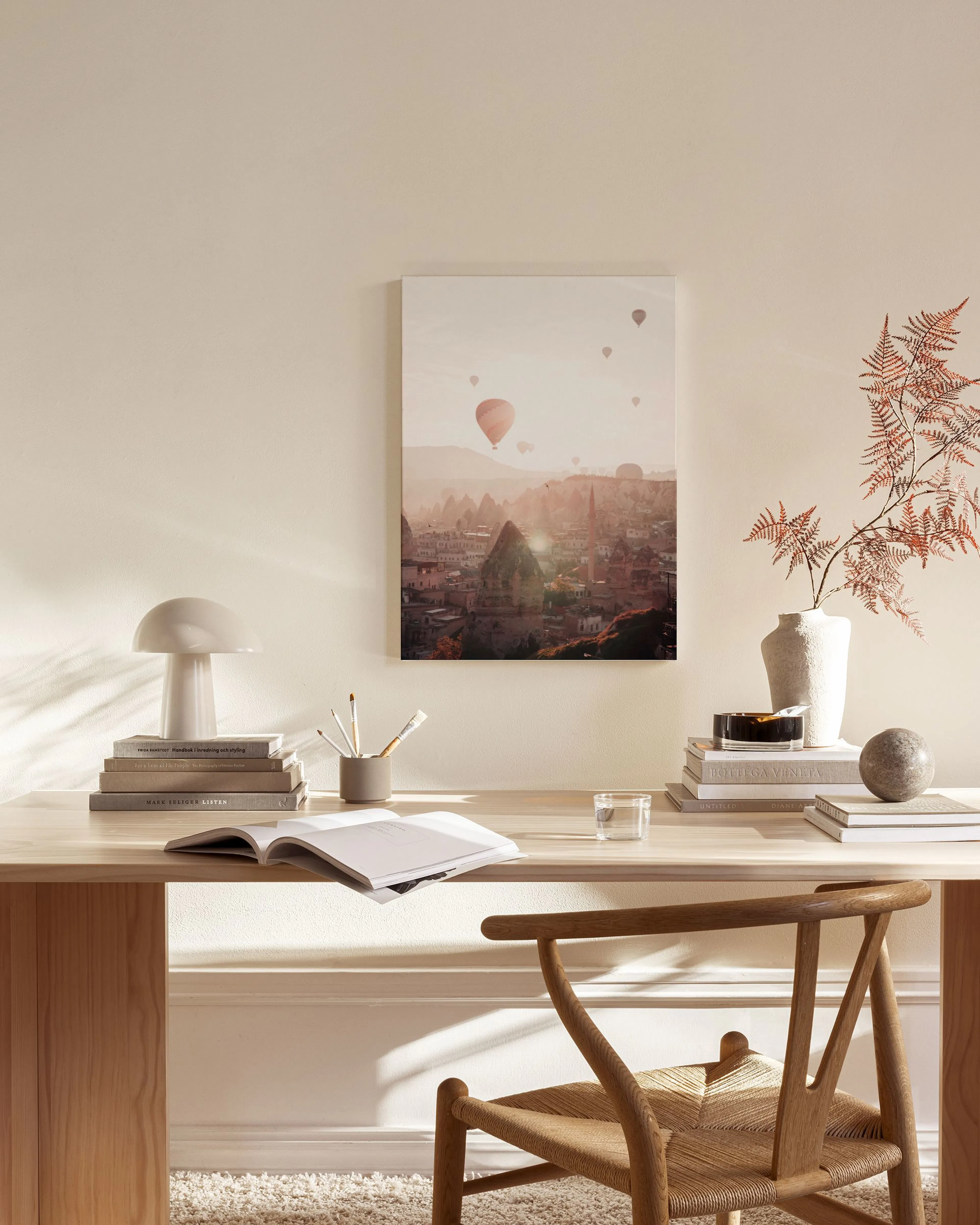 Toile de la Cappadoce avec montgolfières au lever du soleil, accrochée dans un salon moderne au-dessus dun meuble bas.