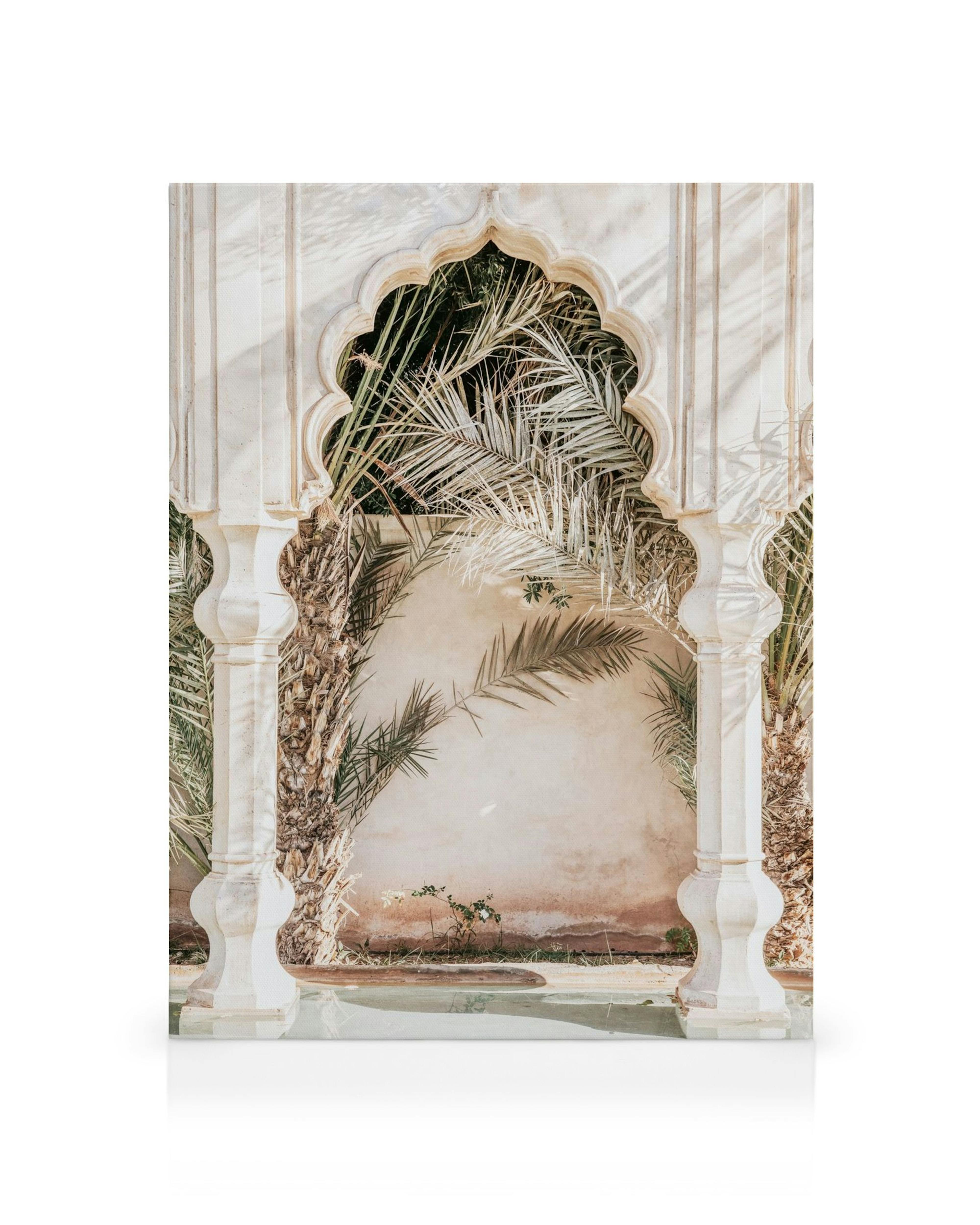 Leinwandbild: Arabischer Bogen mit Palmenblättern und Lichtflecken, weiß und grün, Dappled Light Motiv