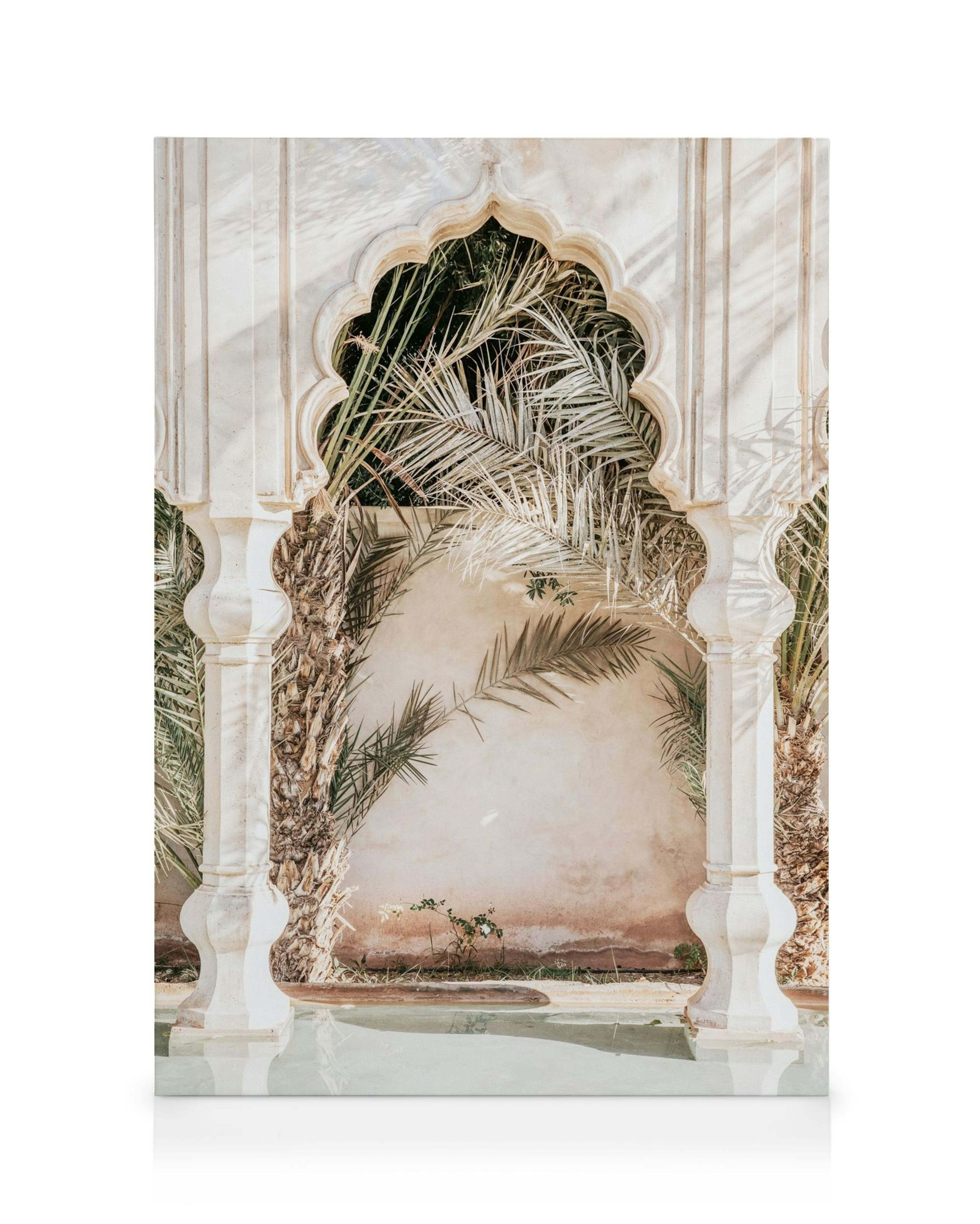 Toile dune porte arquée avec piliers blancs et feuillage, reflétée dans leau, aux nuances de blanc, vert et beige
