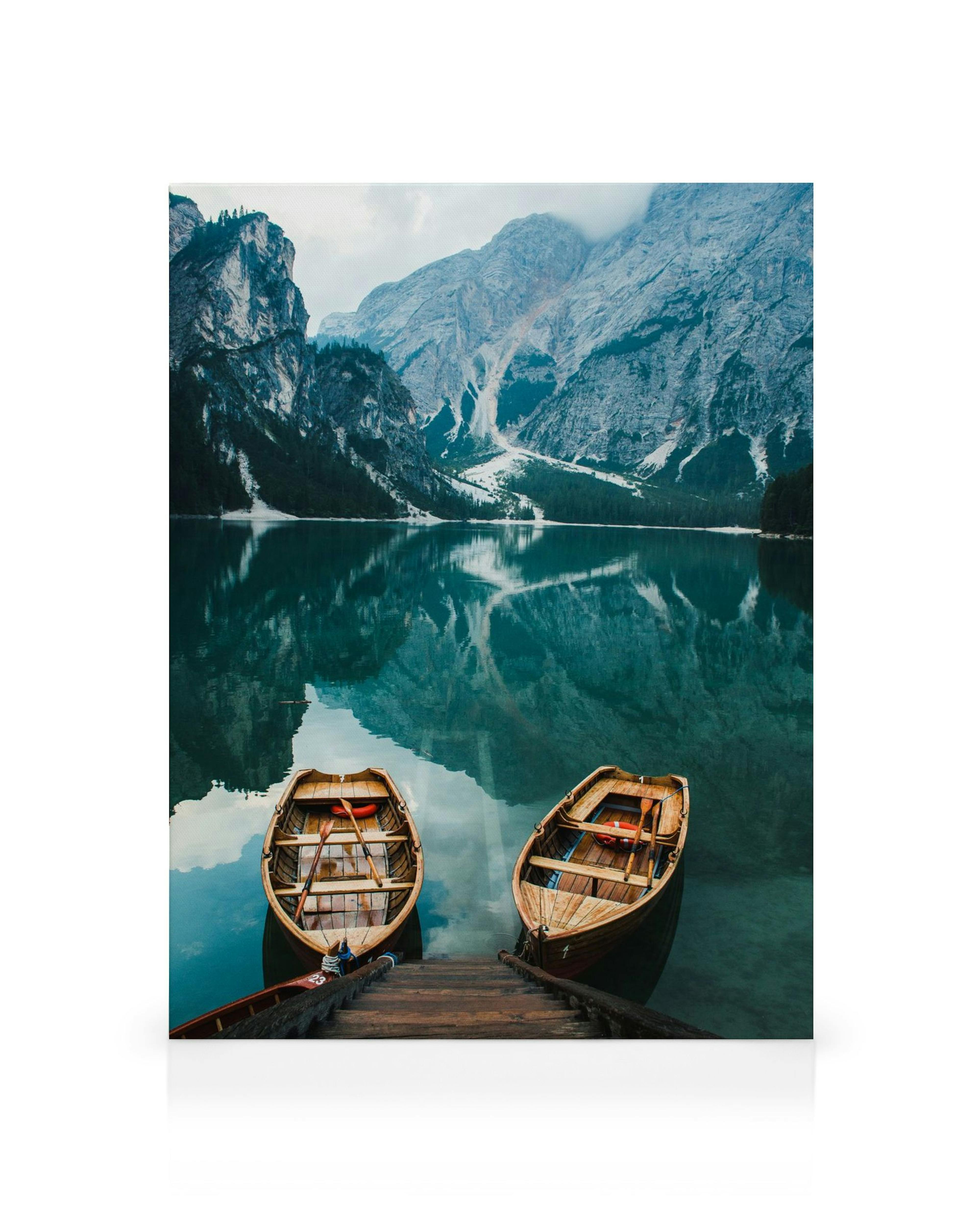Twee roeiboten op een meer met mistige bergen en reflecties in het water, natuur canvas.