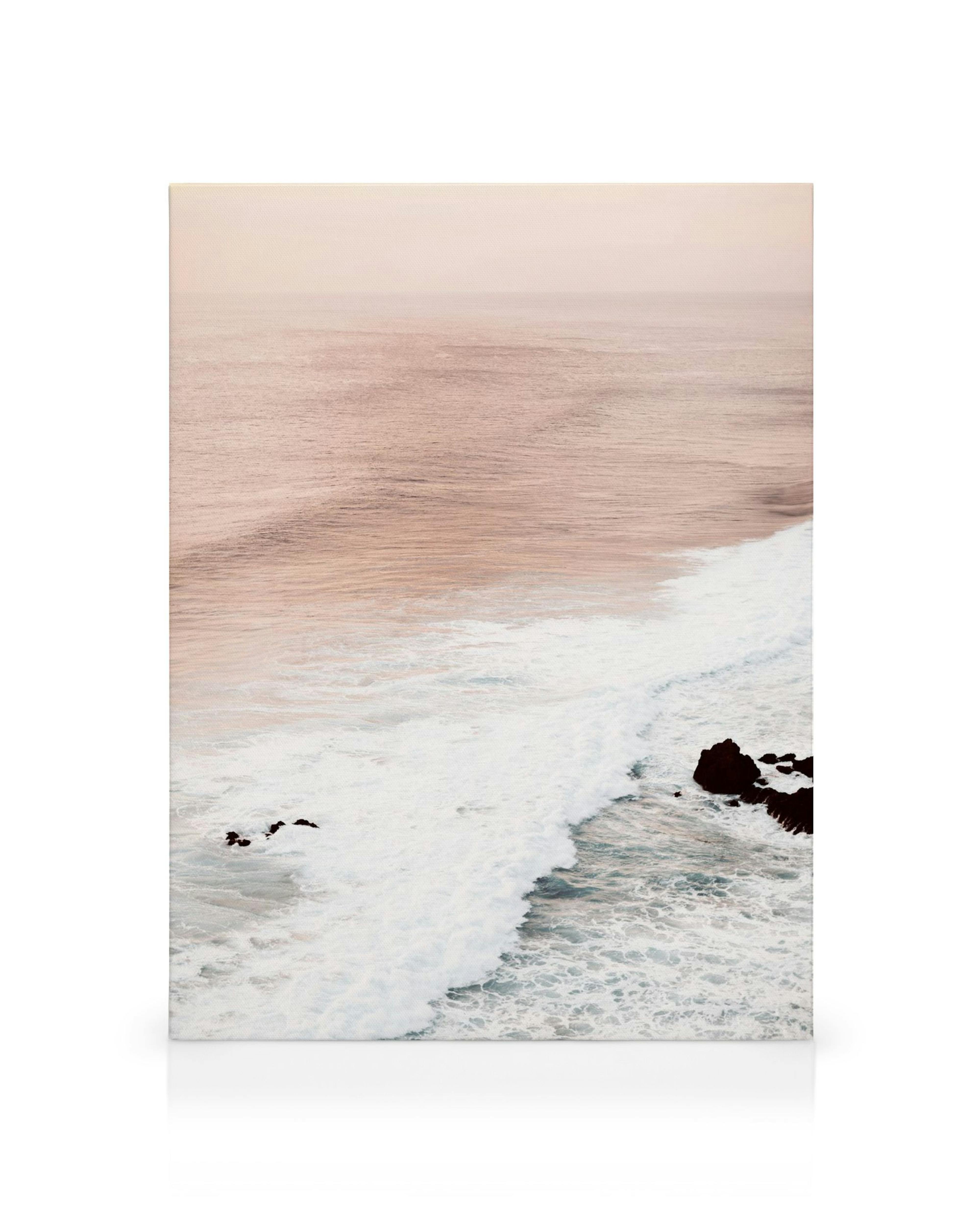 Toile de mer calme avec vagues douces roses et bleu clair, motifs de mousse blanche, rochers sombres