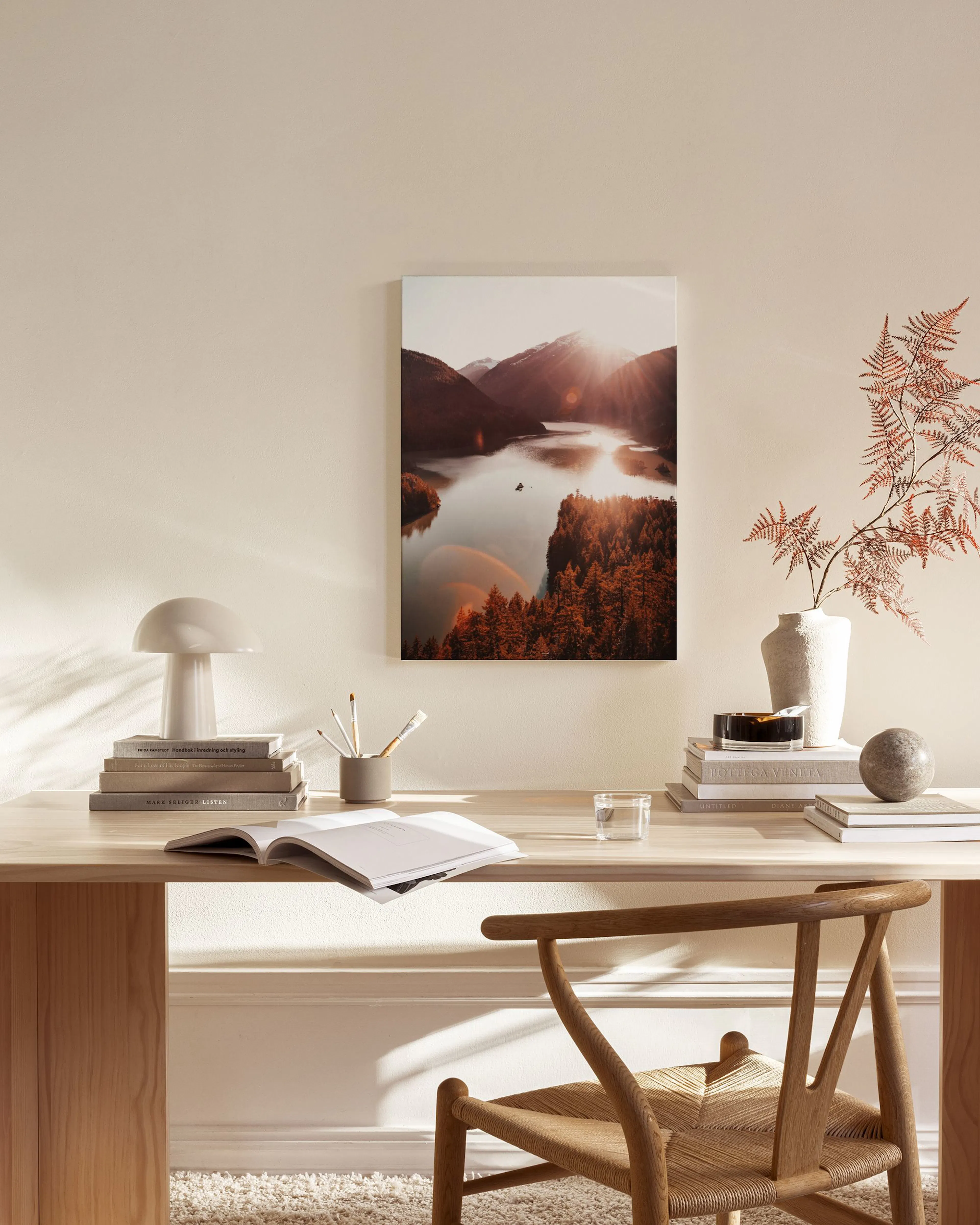 Canvas van een berglandschap met een meer en herfstbomen bij zonsopgang, hangend in een moderne woonkamer.