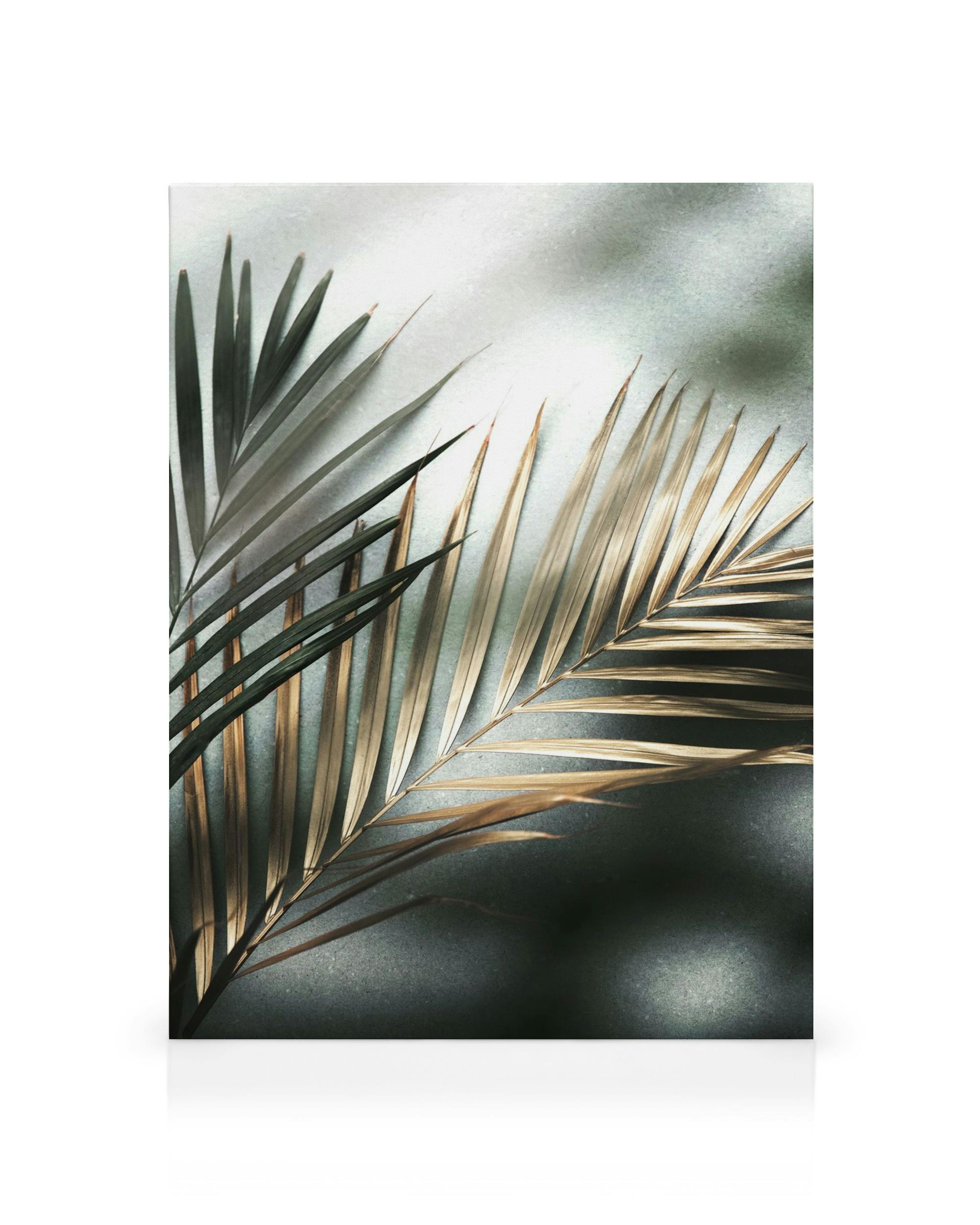 Toile de feuilles de palmier vertes et dorées sur fond texturé, dégradé clair à foncé, décor mural