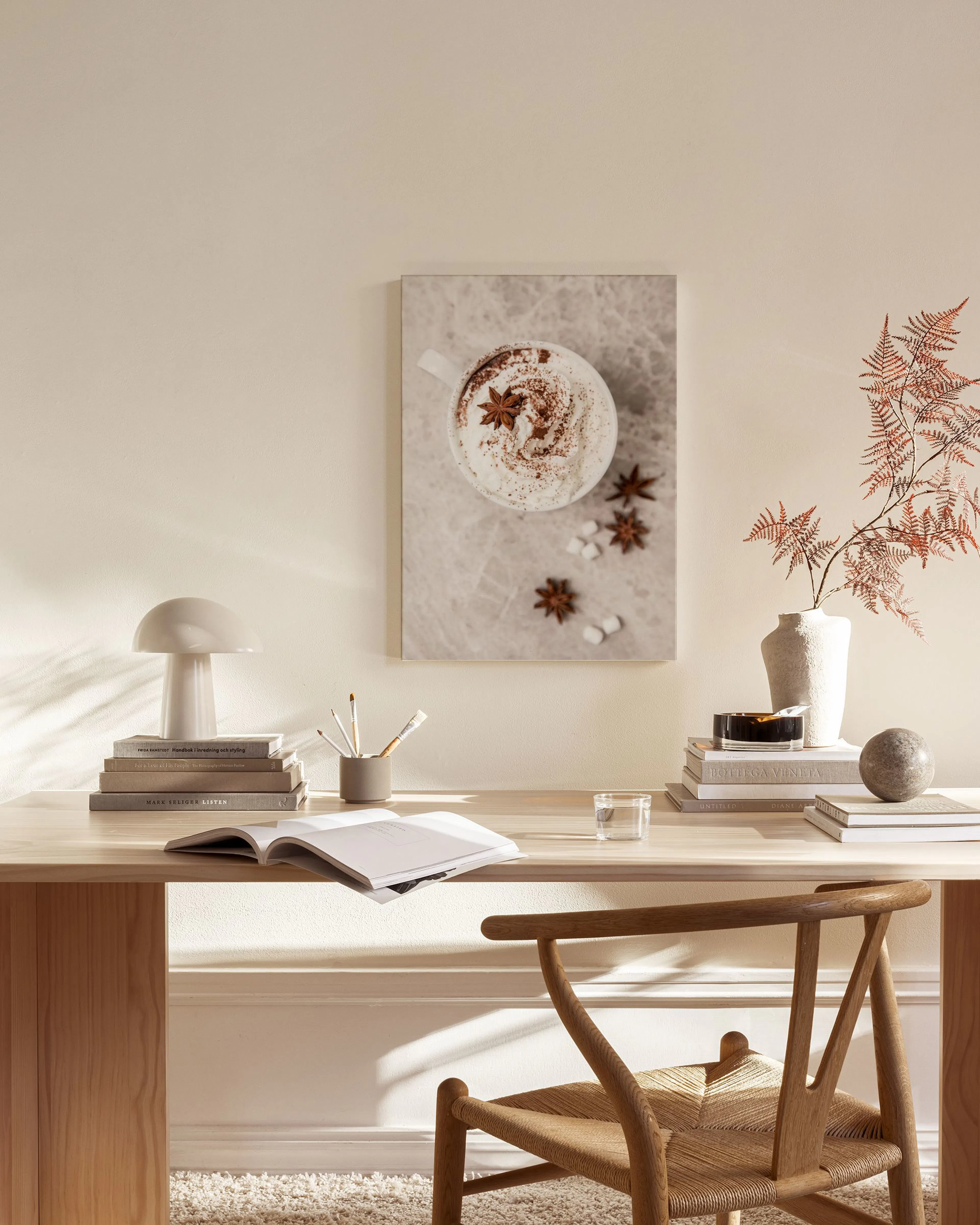 Canvas van een kop warme chocolademelk met slagroom en steranijs, hangend in een lichte woonkamer.