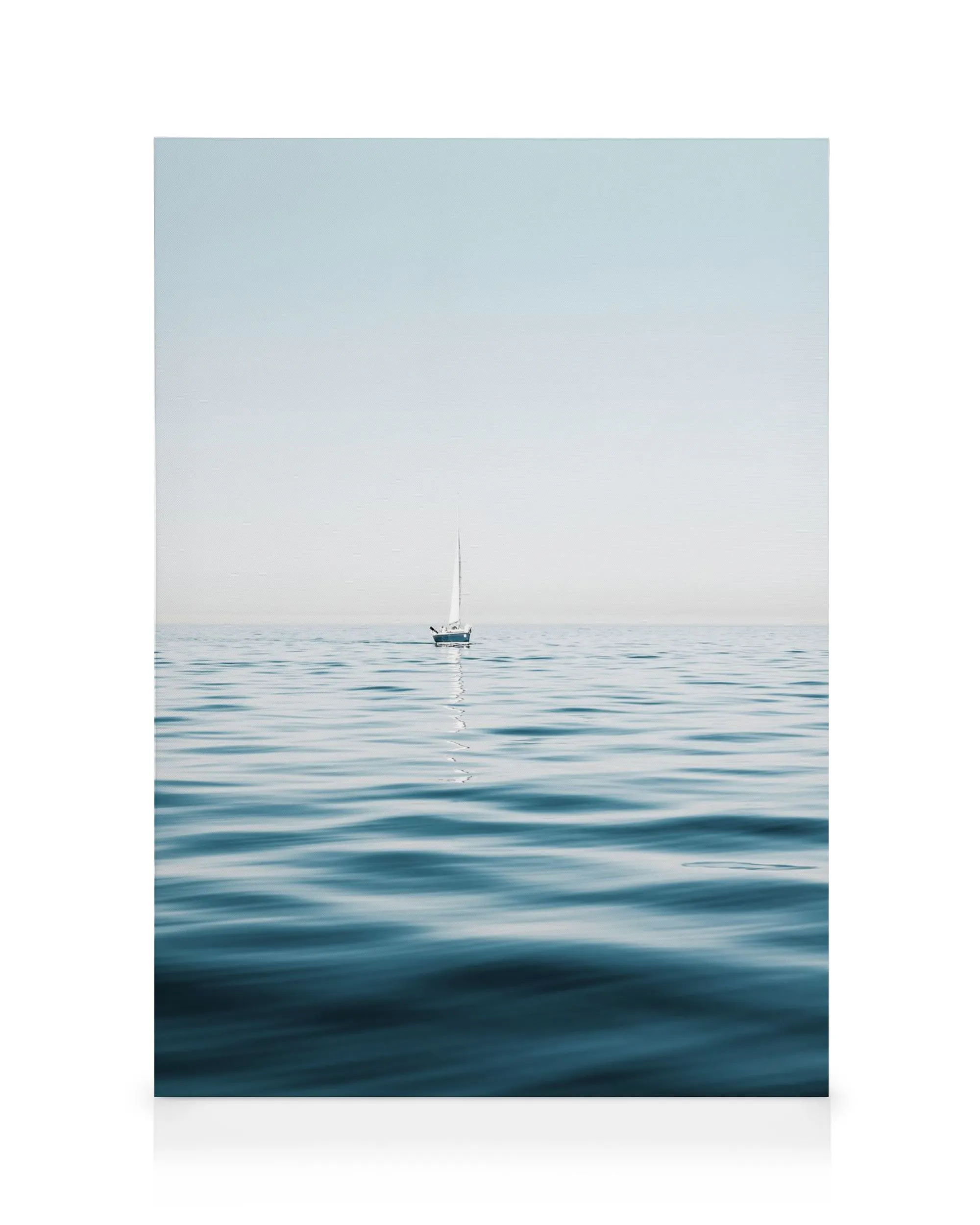 Minimalistisk canvastavla av segelbåt på lugnt blått hav under klar himmel, skapar fridfull atmosfär.