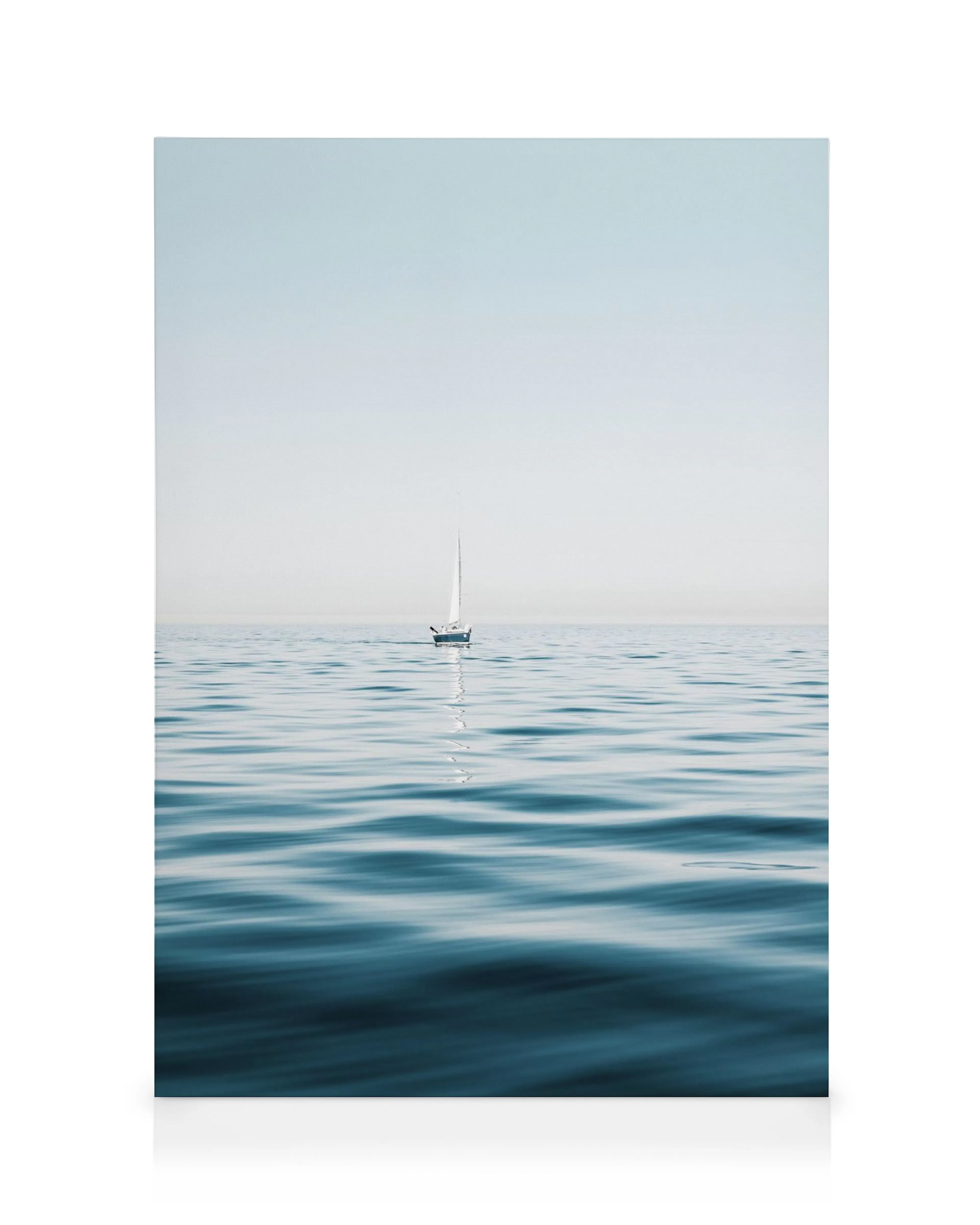 Minimalistisk canvastavla av segelbåt på lugnt blått hav under klar himmel, skapar fridfull atmosfär.