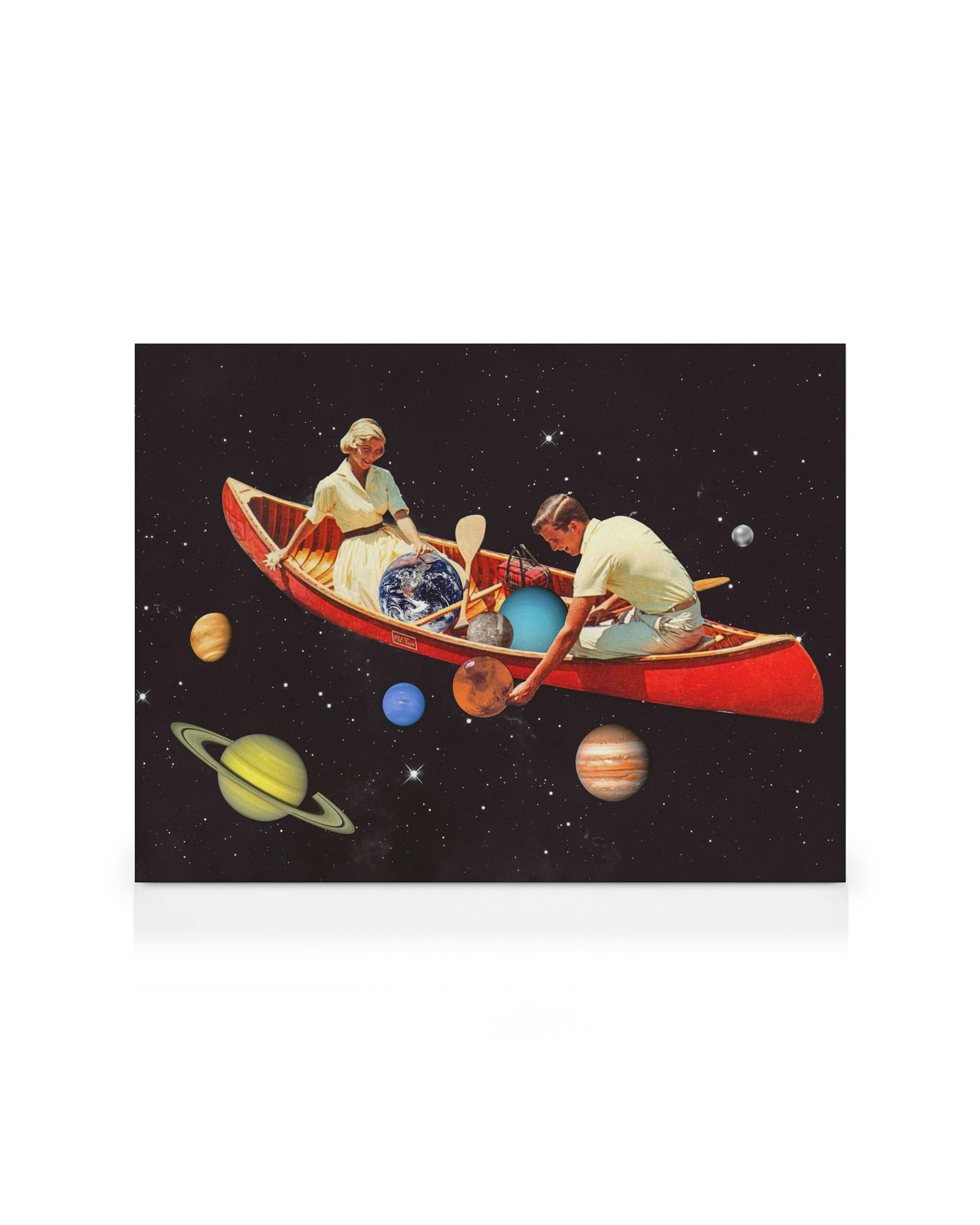 Kanvastavla med kvinna och man i en kanot bland planeter och stjärnor i rymden, surrealistisk konst.