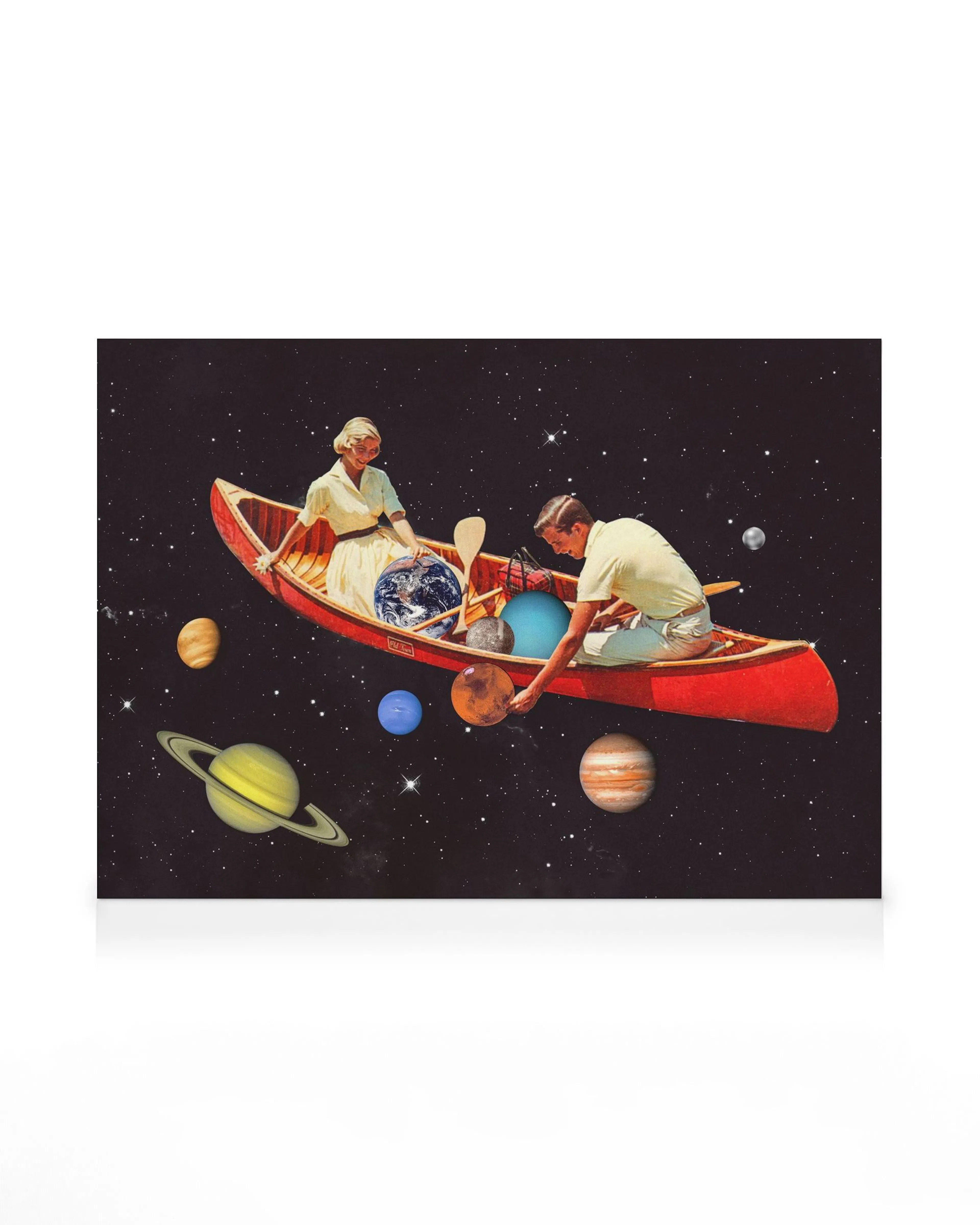 Lienzo de pareja en canoa roja remando entre planetas y estrellas en el espacio, arte surrealista.