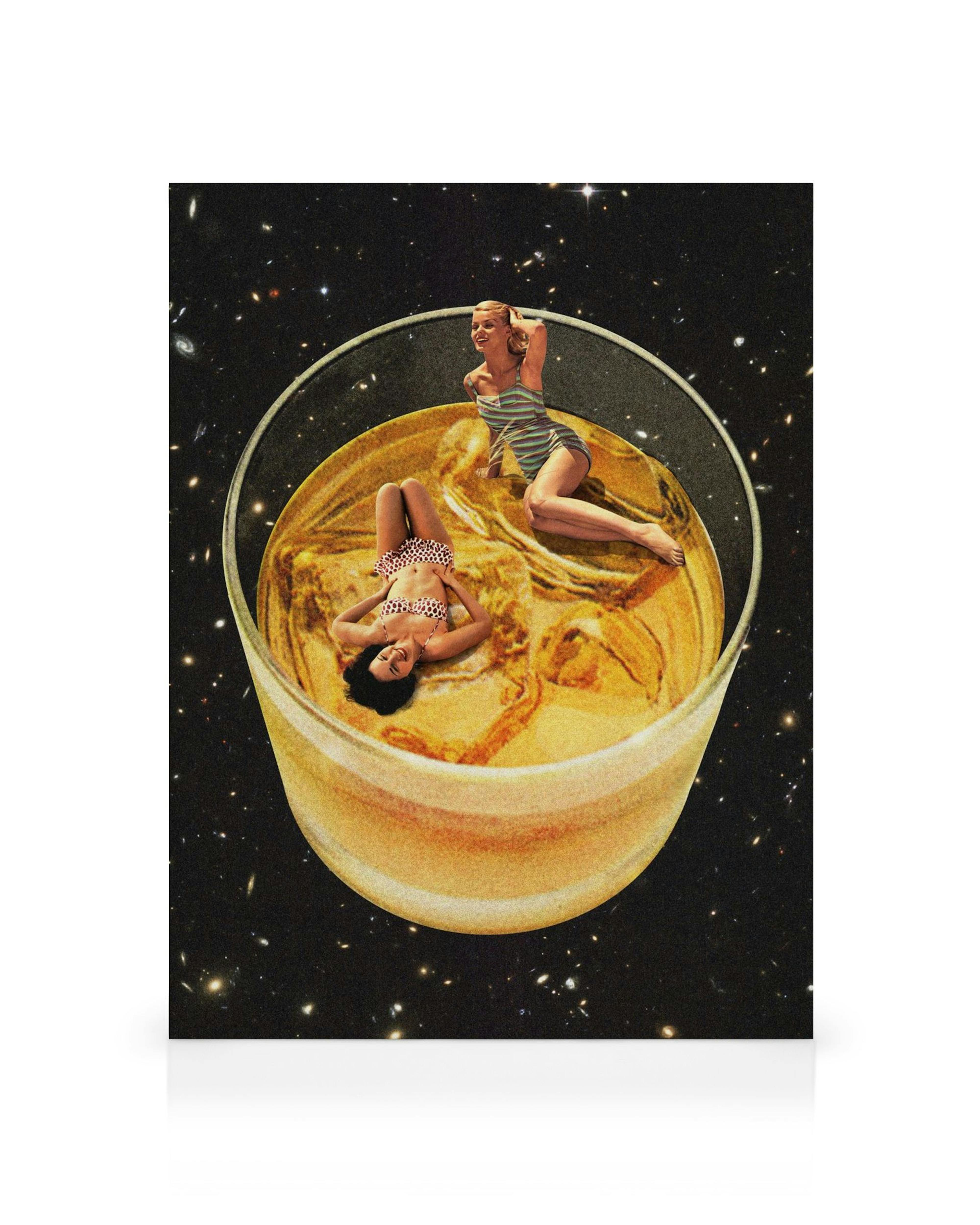 Leinwandbild mit zwei Frauen in Badeanzügen, die in einem Whiskyglas mit Eiswürfeln schweben, vor einem Sternenhimmel.