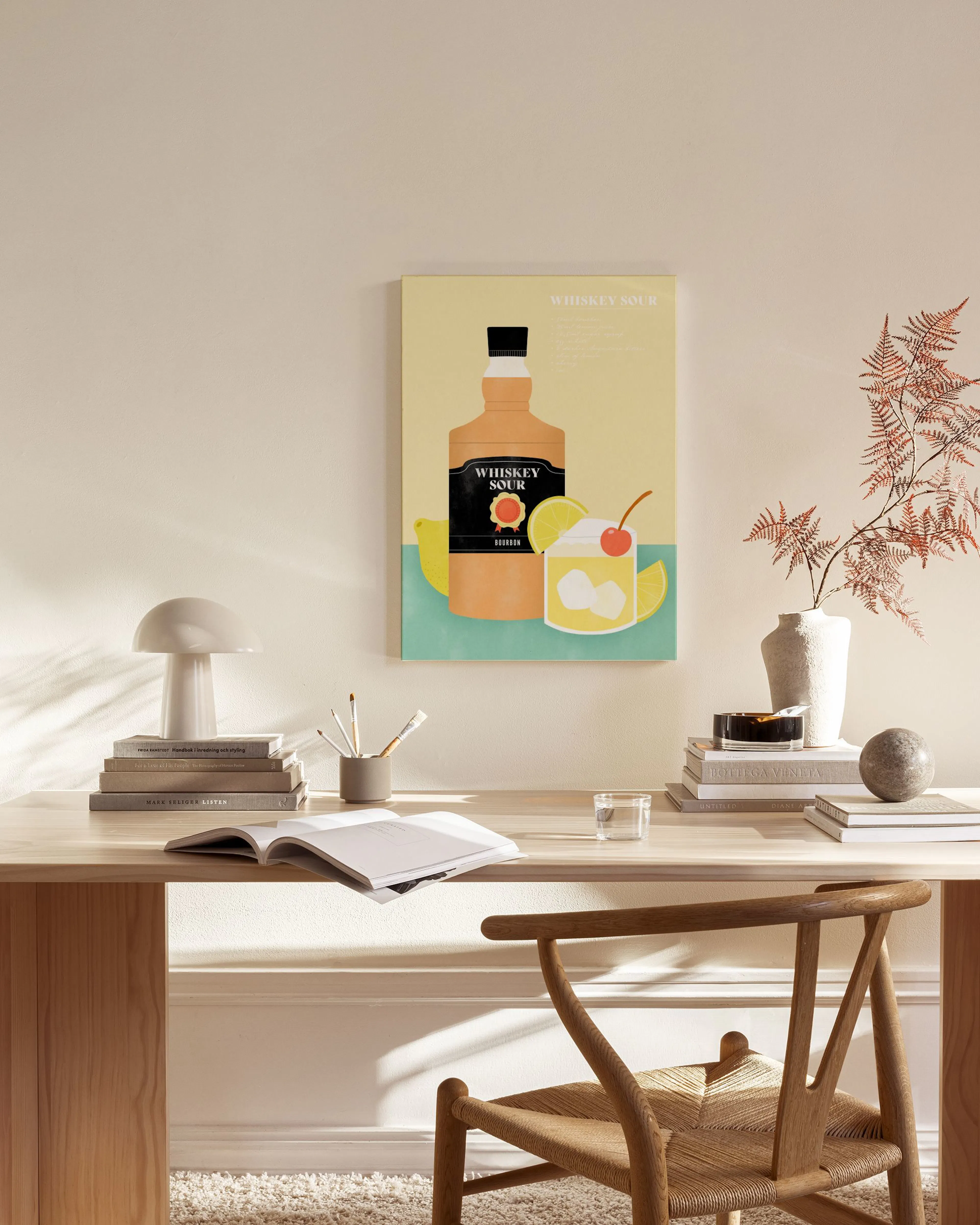 Lærred med en illustreret flaske whiskey sour og cocktailglas i et lyst, moderne stuemiljø.