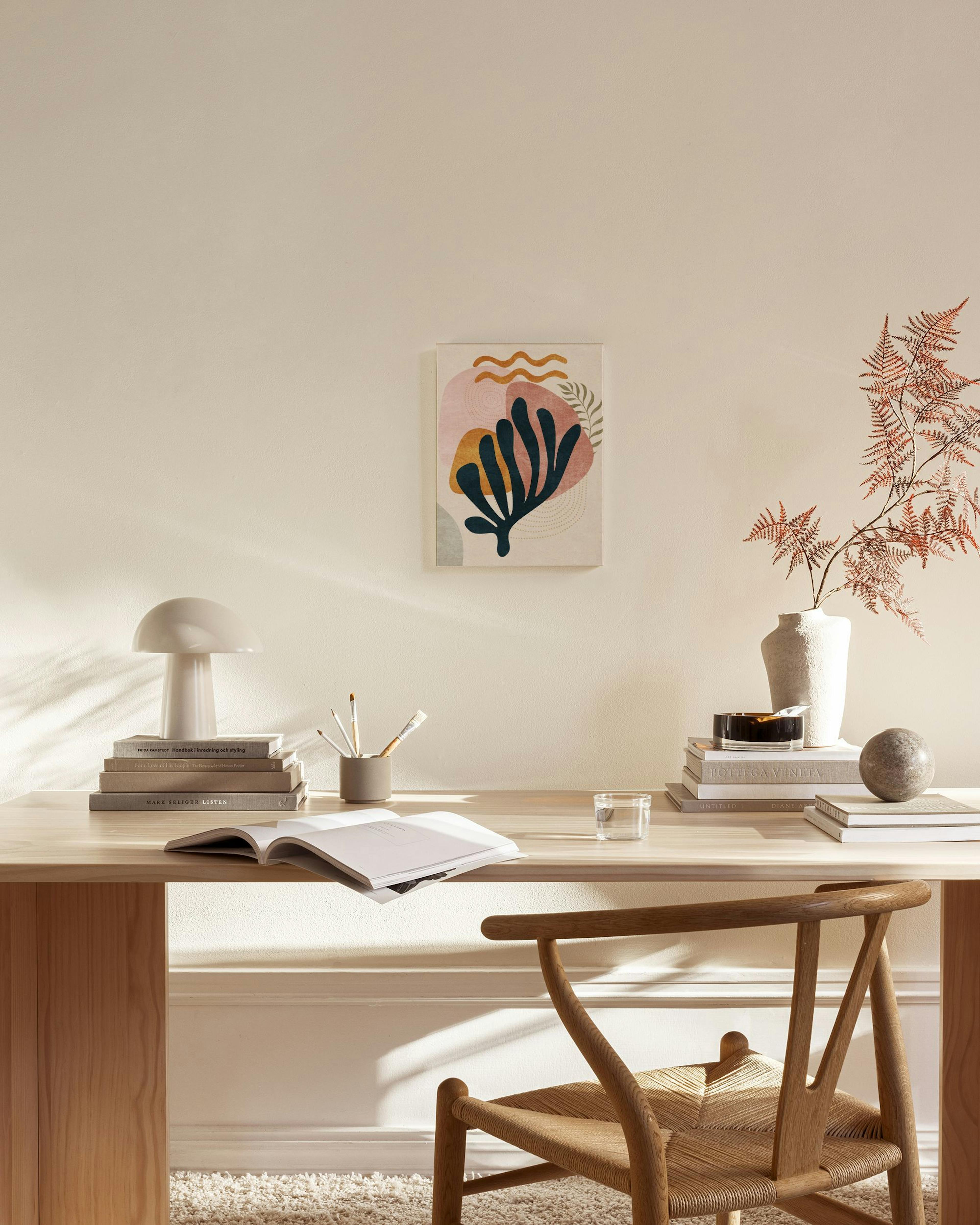 Kanvaasi tummansinisistä, oransseista ja vaaleanpunaisista muodoista modernissa olohuoneessa.