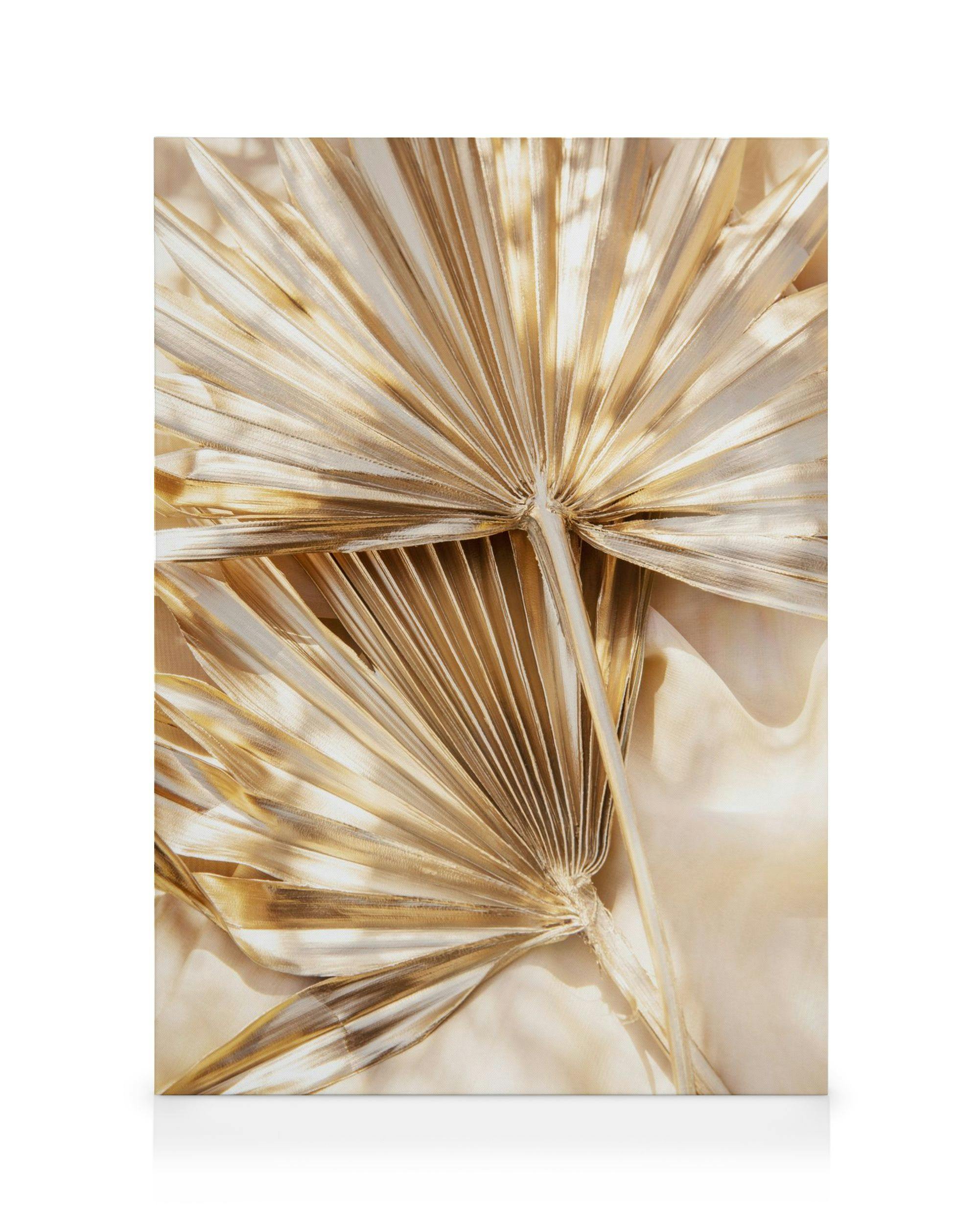 Canvas met gouden palmbladeren op een crèmekleurige achtergrond, met een metallic glans, voor een luxe uitstraling.