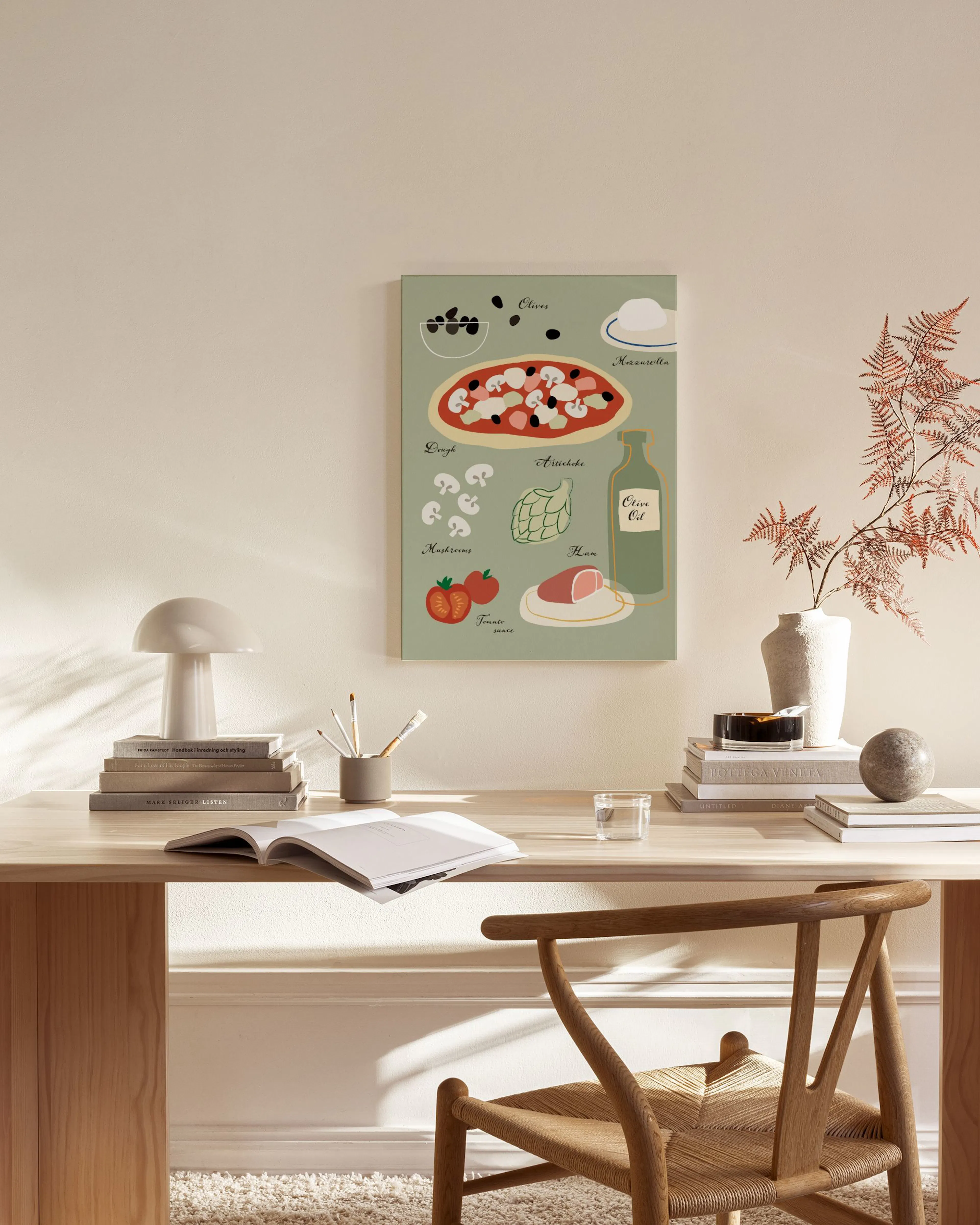 Lienzo con ilustración de ingredientes para pizza sobre fondo verde, colgado en una sala de estar moderna sobre un mueble bajo d
