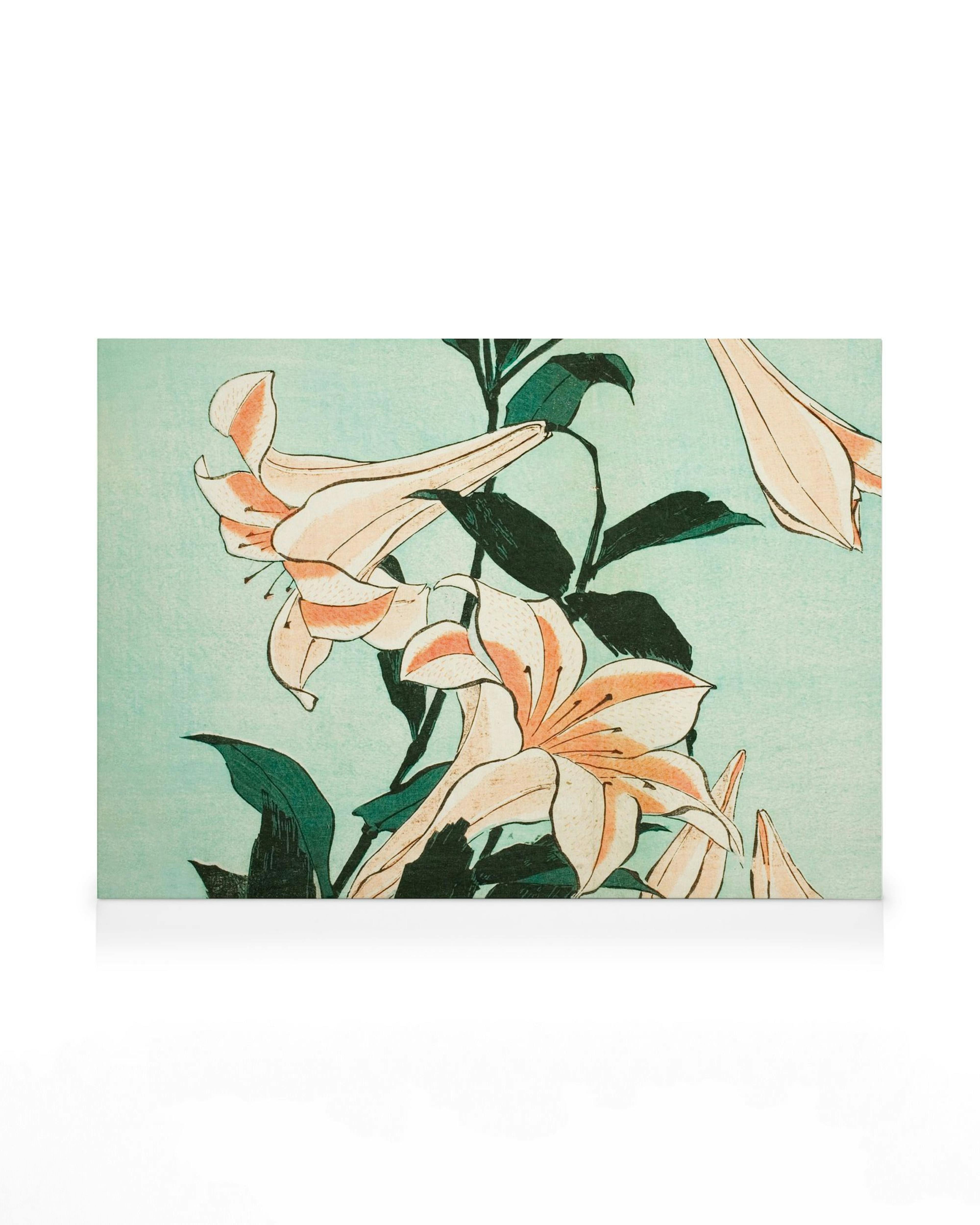 Hokusai kunstnerisk lerret med hvite og oransje trompetliljer og mørkegrønne blader på en lys blå bakgrunn.