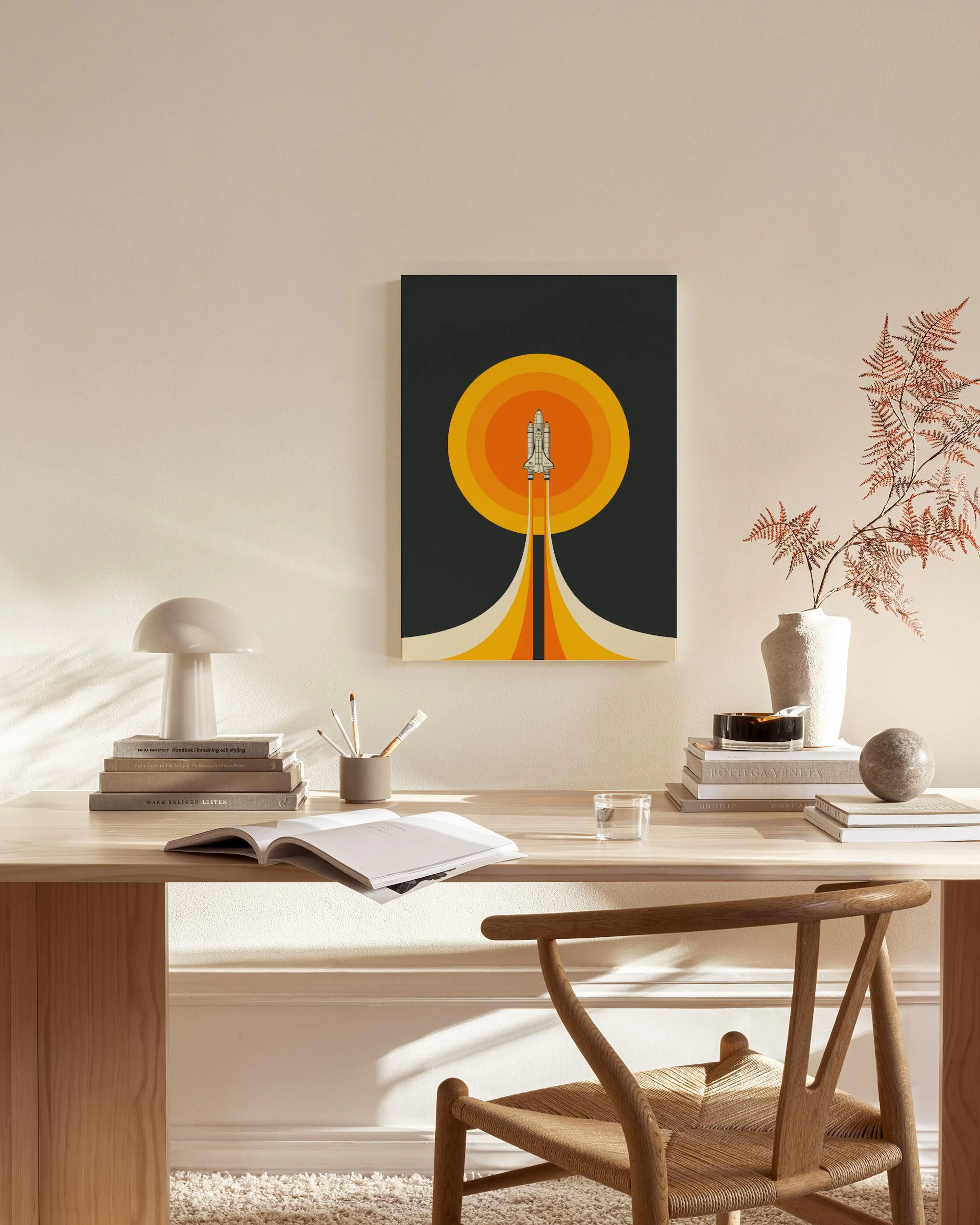 Canvas van een raketlancering op een donkere achtergrond met een oranje zon, hangend in een moderne woonkamer.