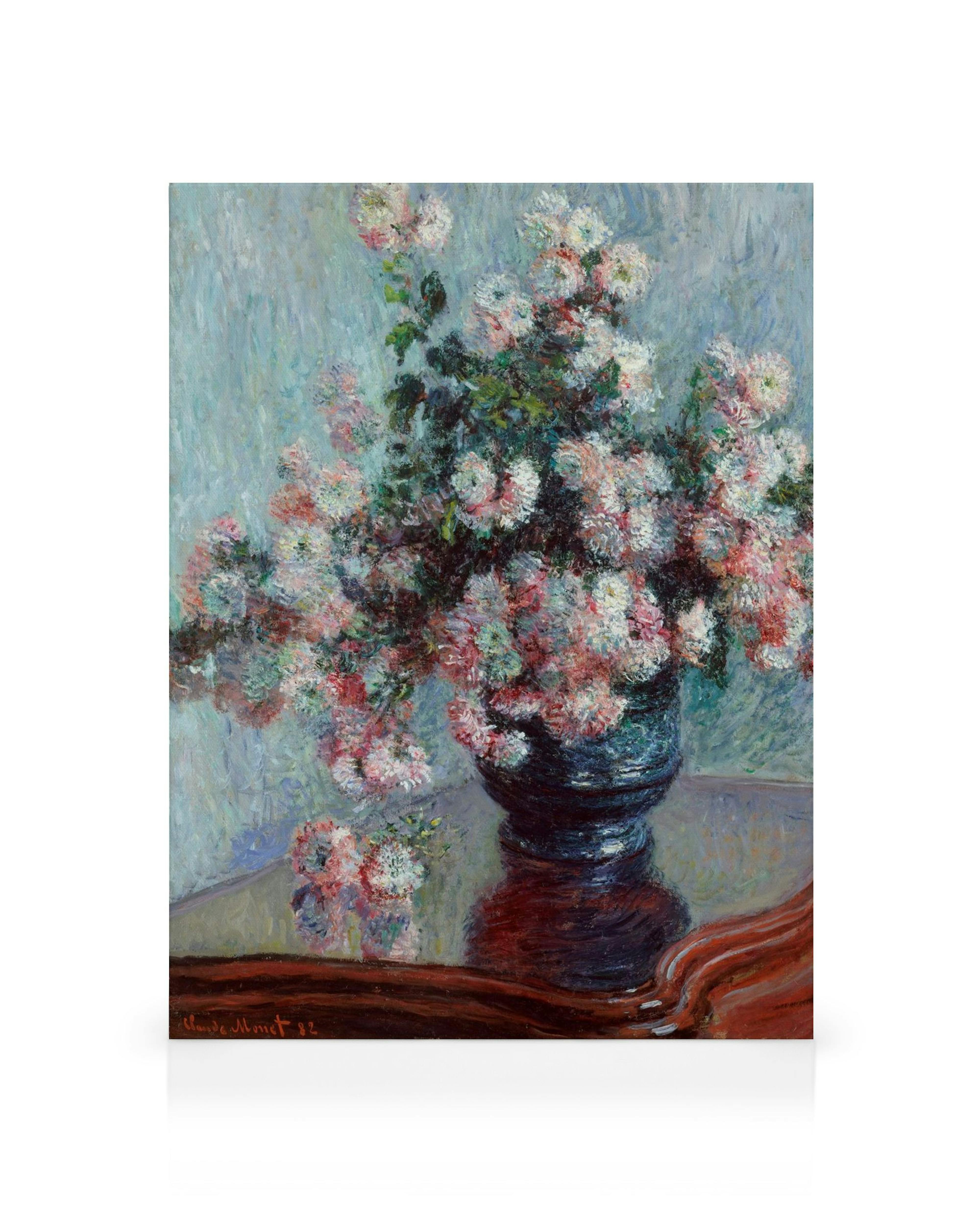 Monetove Chrizantémy, impresionistická maľba kvetov v modrej váze na hnedom stole. Svetlé farby, umenie